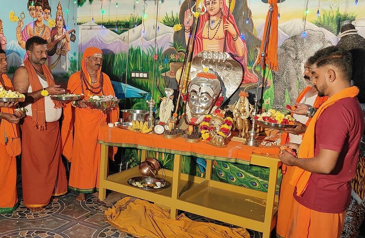 ಕೆ.ಆರ್.ಪೇಟೆ: ಸಂಭ್ರಮದ ಮಾದೇಶ್ವರರ ಹೂವಿನ ಪಲ್ಲಕ್ಕಿ ರಥೋತ್ಸವ  