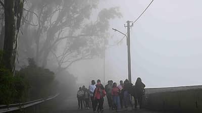 ನಂದಿ ಬೆಟ್ಟಕ್ಕೆ ಇಂದು(ಫೆ.14) ಬೆಳಿಗ್ಗೆ 6ರಿಂದ ಸಂಜೆ 6ರವರೆಗೆ ಪ್ರವಾಸಿಗರಿಗೆ ಹಾಗೂ ವಾಹನಗಳ ಪ್ರವೇಶ ನಿಷೇಧಿಸಲಾಗಿದೆ ಎಂದು ಜಿಲ್ಲಾಧಿಕಾರಿ ಜಿ.ಪ್ರಭು ತಿಳಿಸಿದ್ದಾರೆ.