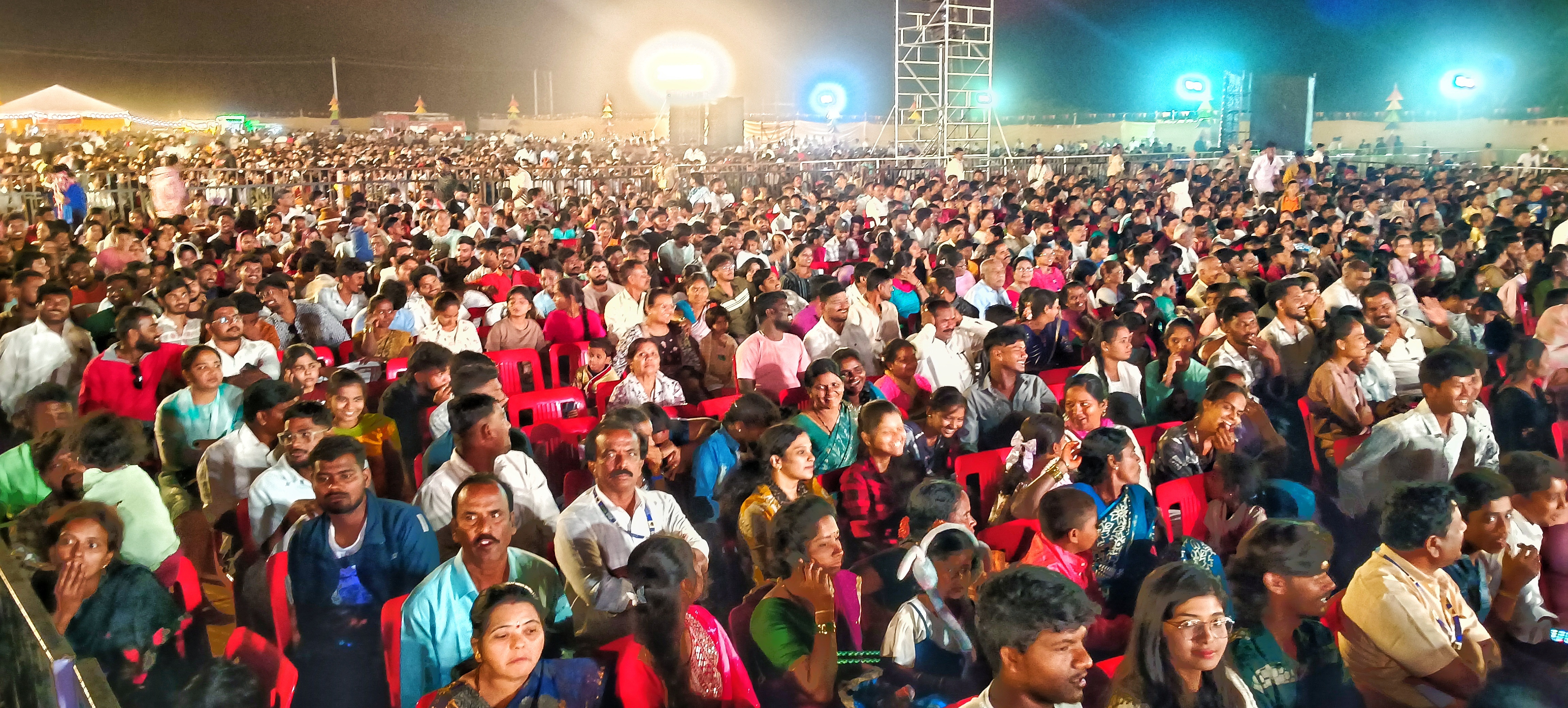 ಹಂಪಿ ಉತ್ಸವದ ಎರಡನೇ ದಿನವಾದ ಶನಿವಾರ ಎಂ.ಪಿ.ಪ್ರಕಾಶ್ ವೇದಿಕೆಯಲ್ಲಿ ಕಿಕ್ಕಿರಿದು ಸೇರಿದ್ದ ಪ್ರೇಕ್ಷಕರು –ಪ್ರಜಾವಾಣಿ ಚಿತ್ರ/ ಲವ ಕೆ.