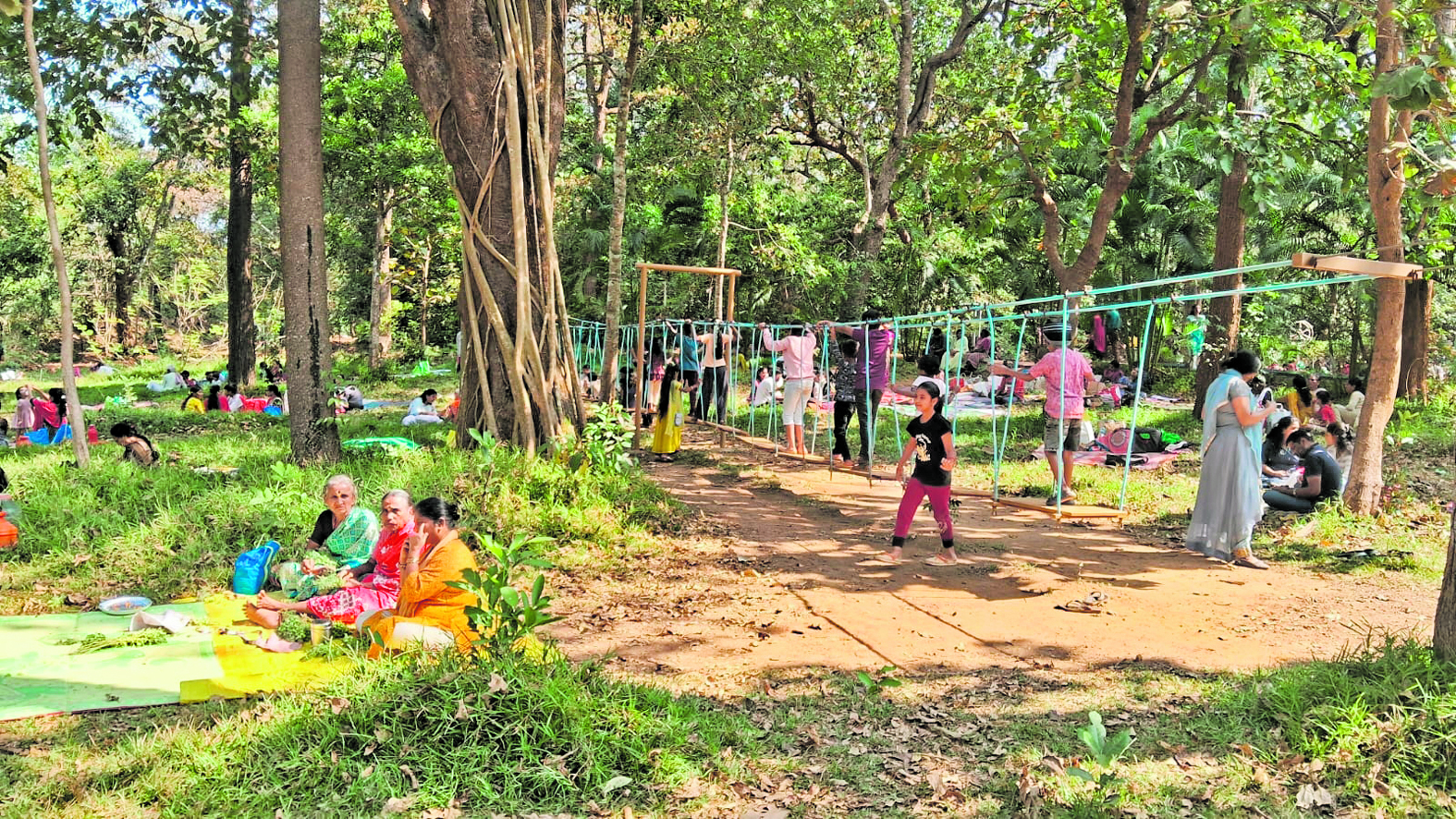 ಉದ್ಯಾನದಲ್ಲಿ ದಿನ ಕಳೆಯುವ ಜನ 