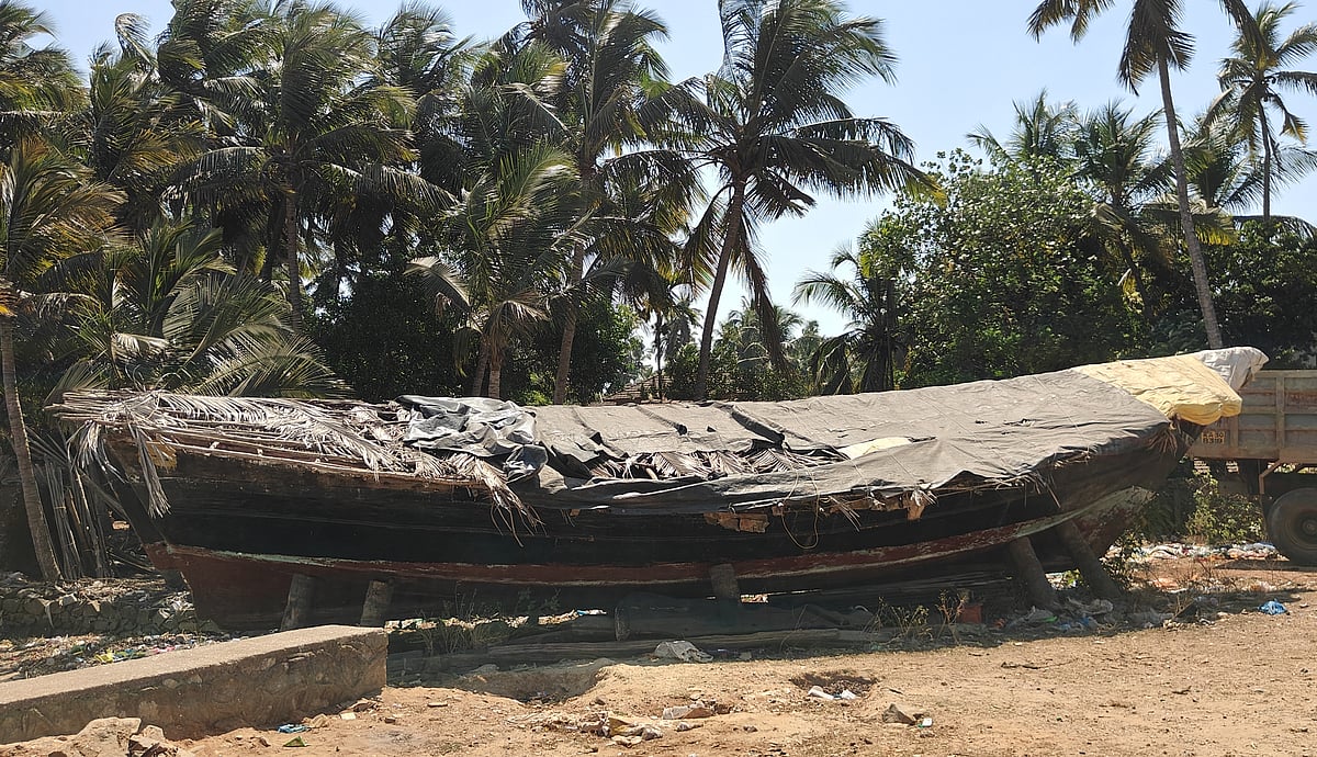 ಕಾಳಿ ನದಿಯಲ್ಲಿ ಖಾಲಿ ನಿಂತ ಮರಳು ದೋಣಿ: ನದಿ ತಟದ ಕಾರ್ಮಿಕ ಅತಂತ್ರ