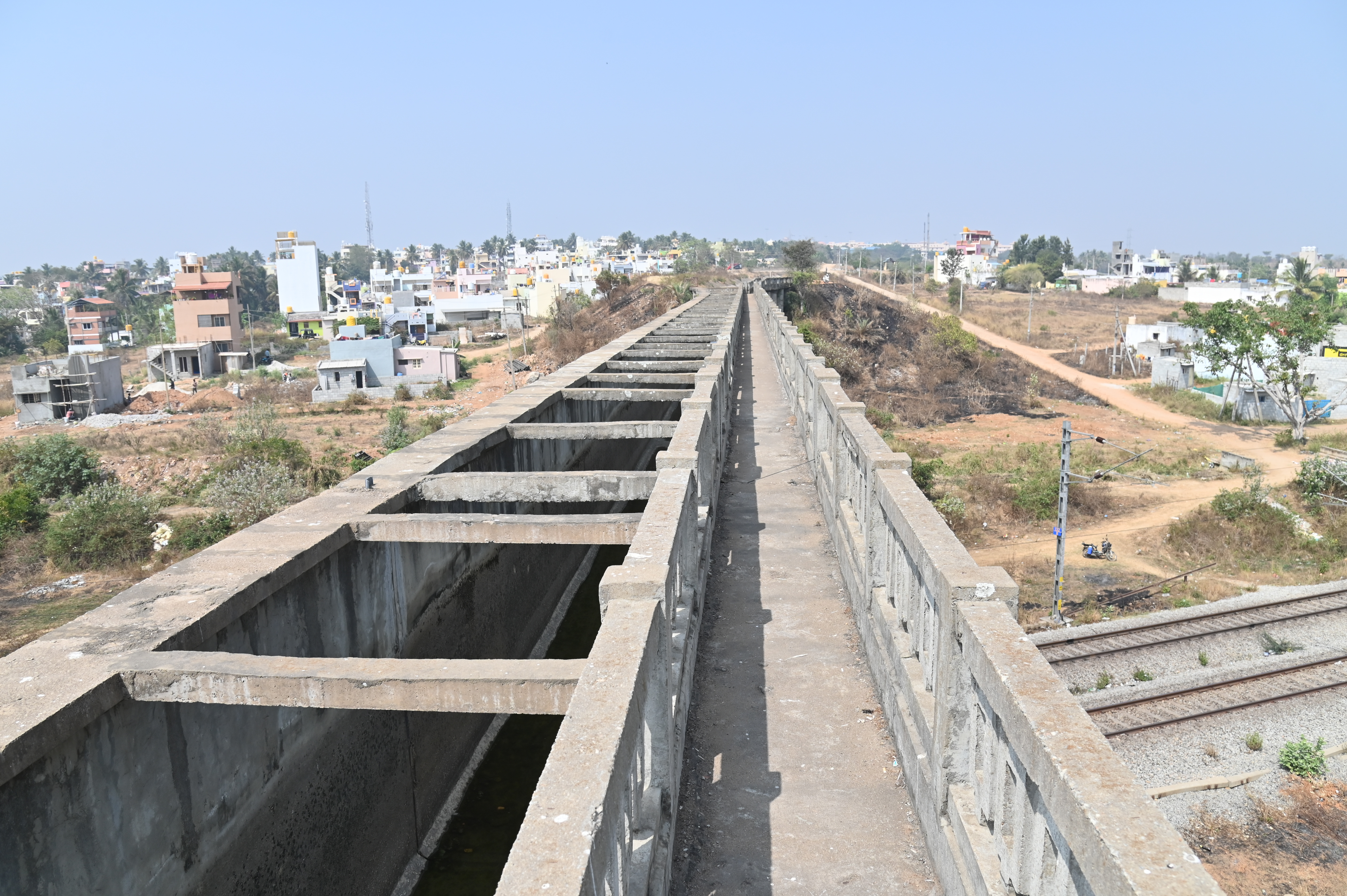 ವರುಣಾ ನಾಲೆಯ ಮೇಲ್ಗಾಲುವೆ ಮೇಲಿಂದ ಕಾಣುವ ಮೈಸೂರು ತಾಲ್ಲೂಕಿನ ಬೆಲವತ್ತ ಗ್ರಾಮದಲ್ಲಿ ಎದ್ದಿರುವ ಕಟ್ಟಡಗಳ ನೋಟ.