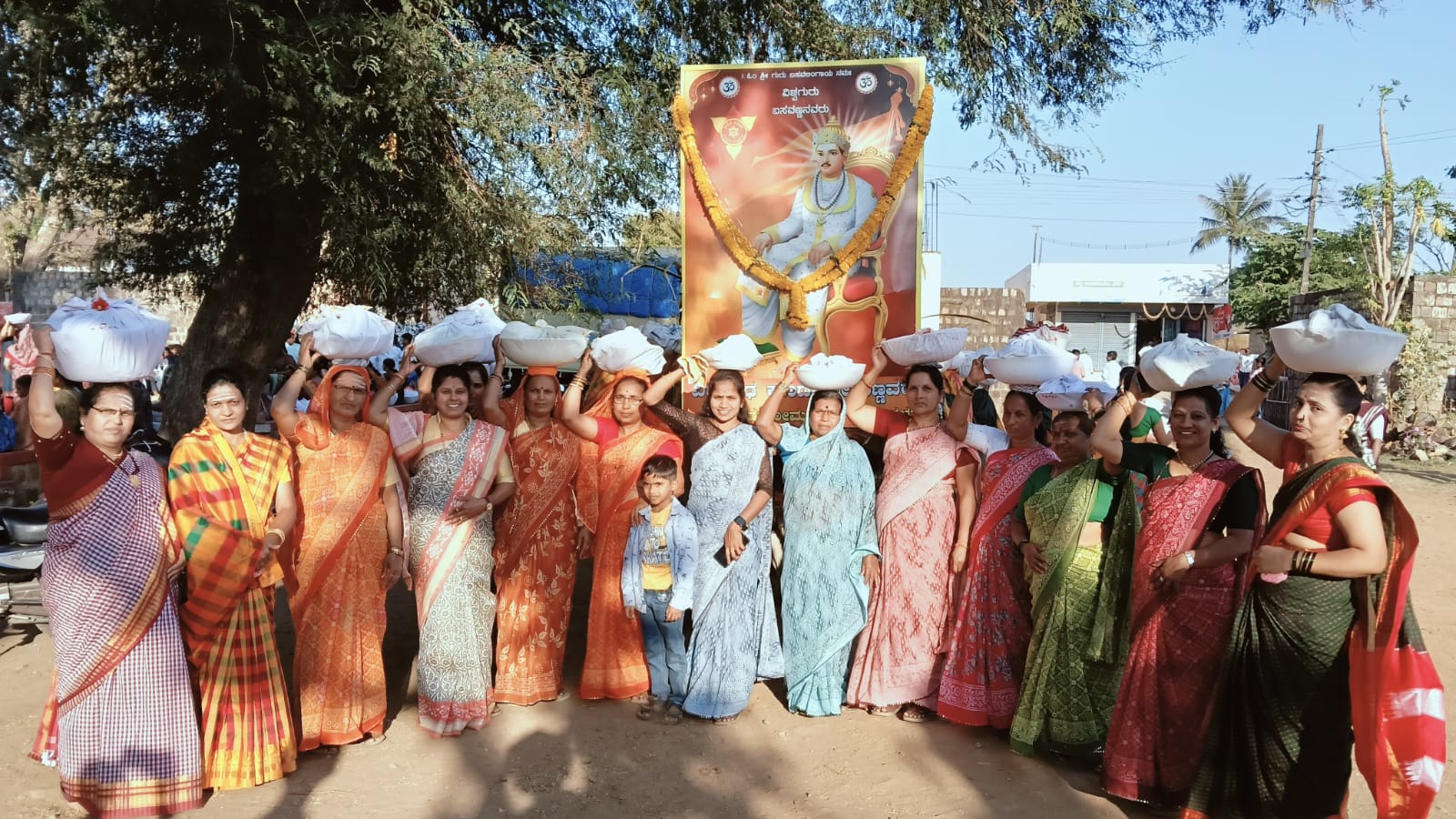 ಬೈಲಹೊಂಗಲ ಮೂರುಸಾವಿರಮಠದ ಜಾತ್ರಾ ಮಹೋತ್ಸವ ಅಂಗವಾಗಿ ಶ್ರೀಮಠದ ದಾಸೋಹಕ್ಕೆ ಮಹಿಳಾ ಭಕ್ತರು ಬಸವ ಬುತ್ತಿ ಹೊತ್ತು ತಂದು ಸೇವೆ ಮಾಡಿದರು.