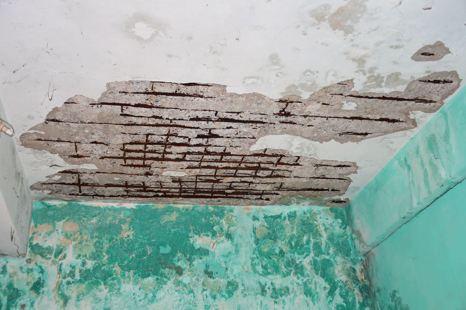 ಕಲಬುರಗಿಯ ಸರ್ಕಾರಿ ಕಿರಿಯ ತಾಂತ್ರಿಕ ಶಾಲೆಯ ಕಟ್ಟದ ಚಾವಣಿ ಪದರು ಕಿತ್ತುಬಿದ್ದಿರುವುದು