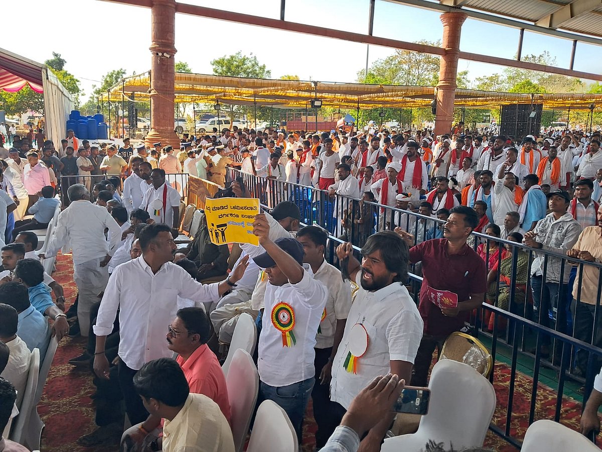 ಡಿ.ಕೆ.ಶಿವಕುಮಾರ್‌ಗೆ ಕಪ್ಪು ಬಟ್ಟೆ ಪ್ರದರ್ಶನ; ಮುಜುಗರಕ್ಕೆ ಒಳಗಾದ ಡಿಸಿಎಂ