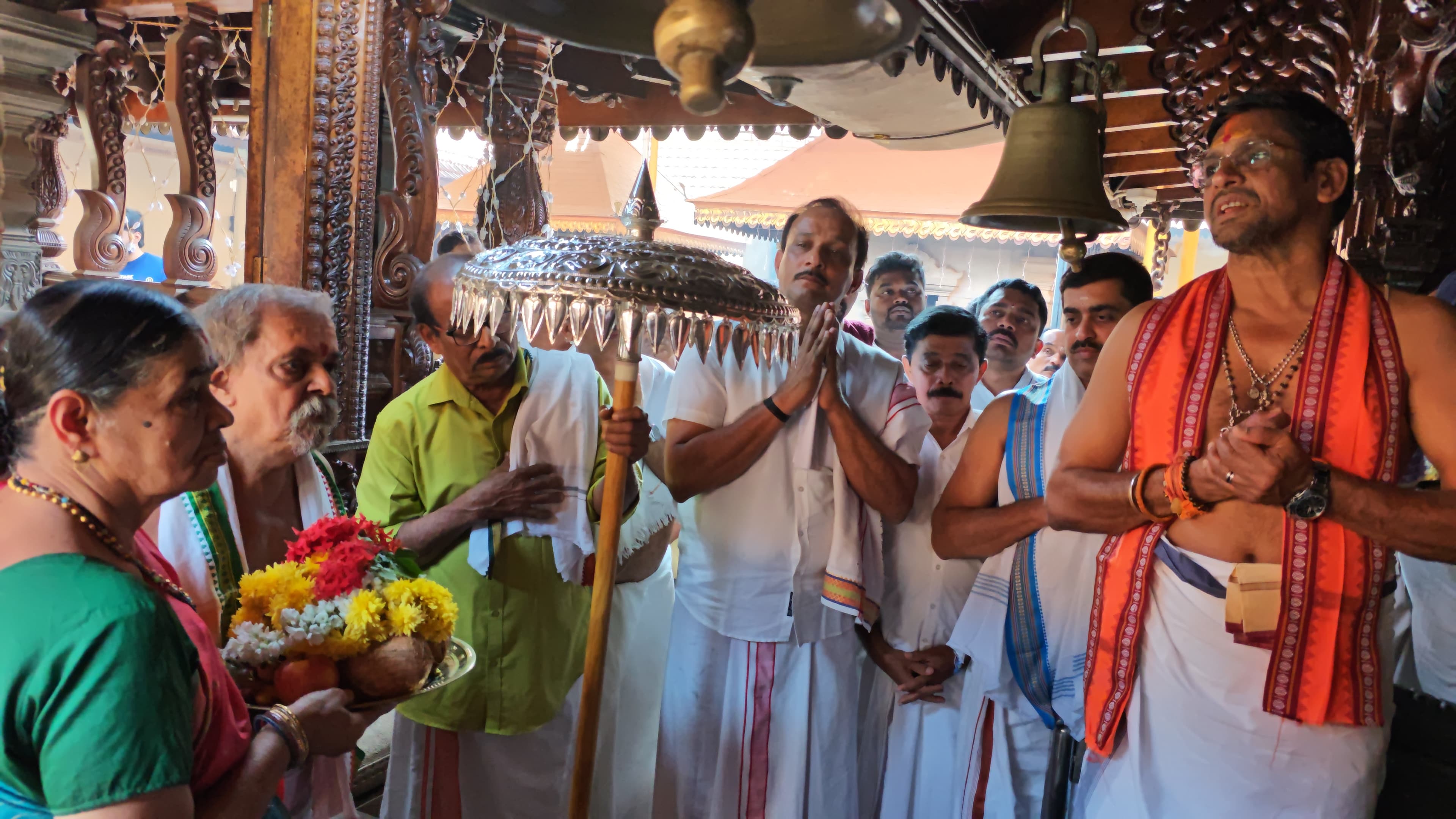 ಪುತ್ತೂರು ತಾಲ್ಲೂಕಿನ ಬಡಗನ್ನೂರು ಗ್ರಾಮದ ಪಡುಮಲೆ ಕೂವೆ ಶಾಸ್ತಾರ ವಿಷ್ಣುಮೂರ್ತಿ ದೇವಳದ ಪವಿತ್ರಪಾಣಿ ಕೇಶವ ಭಟ್ ಕೆ.ಕೂವೆತೋಟ ಮತ್ತು ಕೆ.ಶಾಂತಕುಮಾರಿ ದಂಪತಿ 2.640 ಕೆ.ಜಿ. ₹ 7ಲಕ್ಷ ಮೌಲ್ಯದ ಬೆಳ್ಳಿ ಛತ್ರಿ (ಕೊಡೆ)ಯನ್ನು ಪುತ್ತೂರಿನ ಮಹಾಲಿಂಗೇಶ್ವರ ದೇವಳಕ್ಕೆ ಕೊಡುಗೆಯಾಗಿ ಸಮರ್ಪಿಸಿದರು