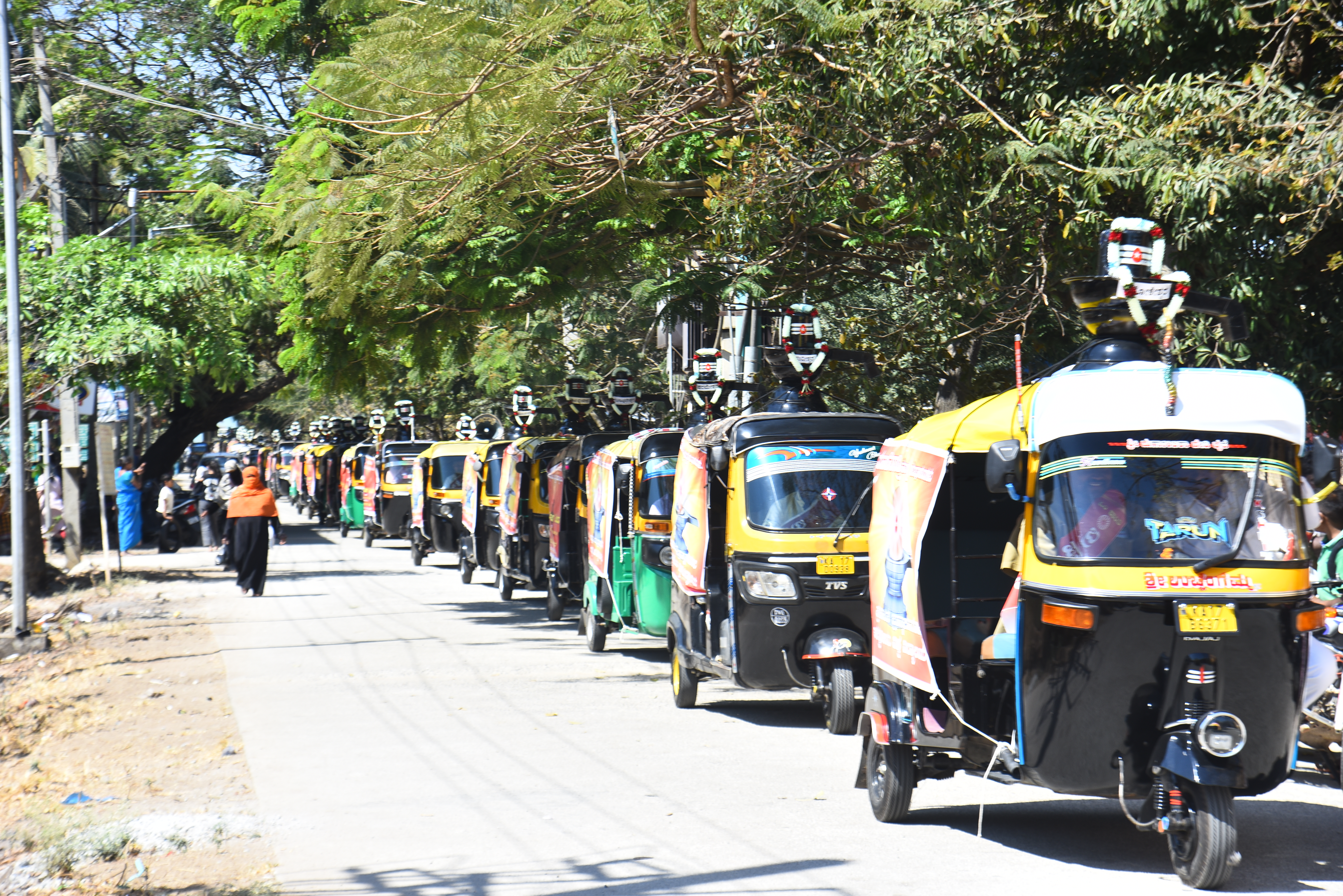 ದಾವಣಗೆರೆಯಲ್ಲಿ ಮಹಾಶಿವರಾತ್ರಿ ಅಂಗವಾಗಿ ಪ್ರಜಾಪಿತ ಬ್ರಹ್ಮಕುಮಾರಿ ಈಶ್ವರೀಯ ವಿಶ್ವ ವಿದ್ಯಾಲಯ ವತಿಯಿಂದ  ಆಟೊಗಳಲ್ಲಿ ಶಿವಲಿಂಗಗಳ ಮೆರವಣಿಗೆ ನಡೆಸಲಾಯಿತು