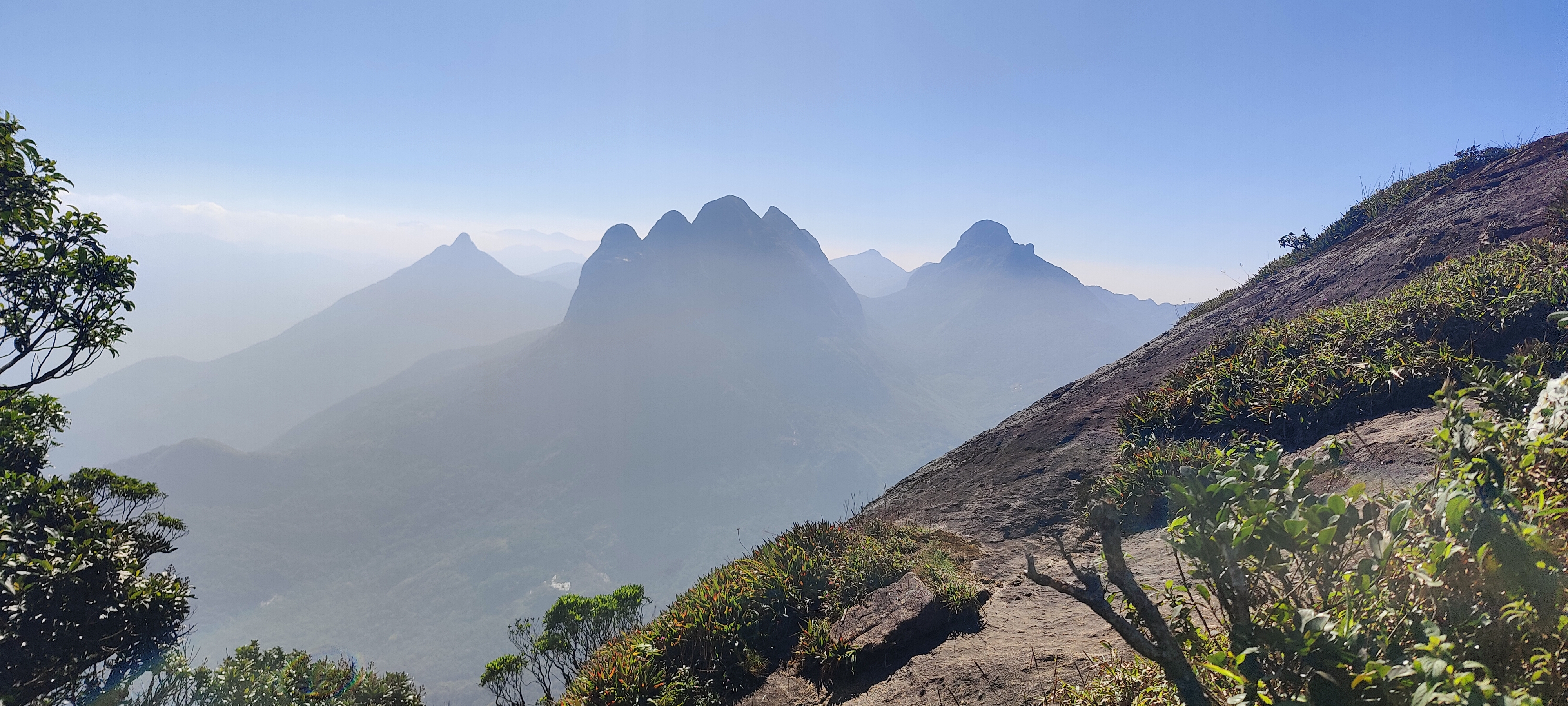 ಅಗಸ್ತ್ಯಮಲೆಯಿಂದ ಹುಲಿಯ ಪಂಜದಂತೆ ಕಾಣುವ ‘ಐಂತಲೈ ಪೊದಿಗೈ’ ಪರ್ವತಗಳು 