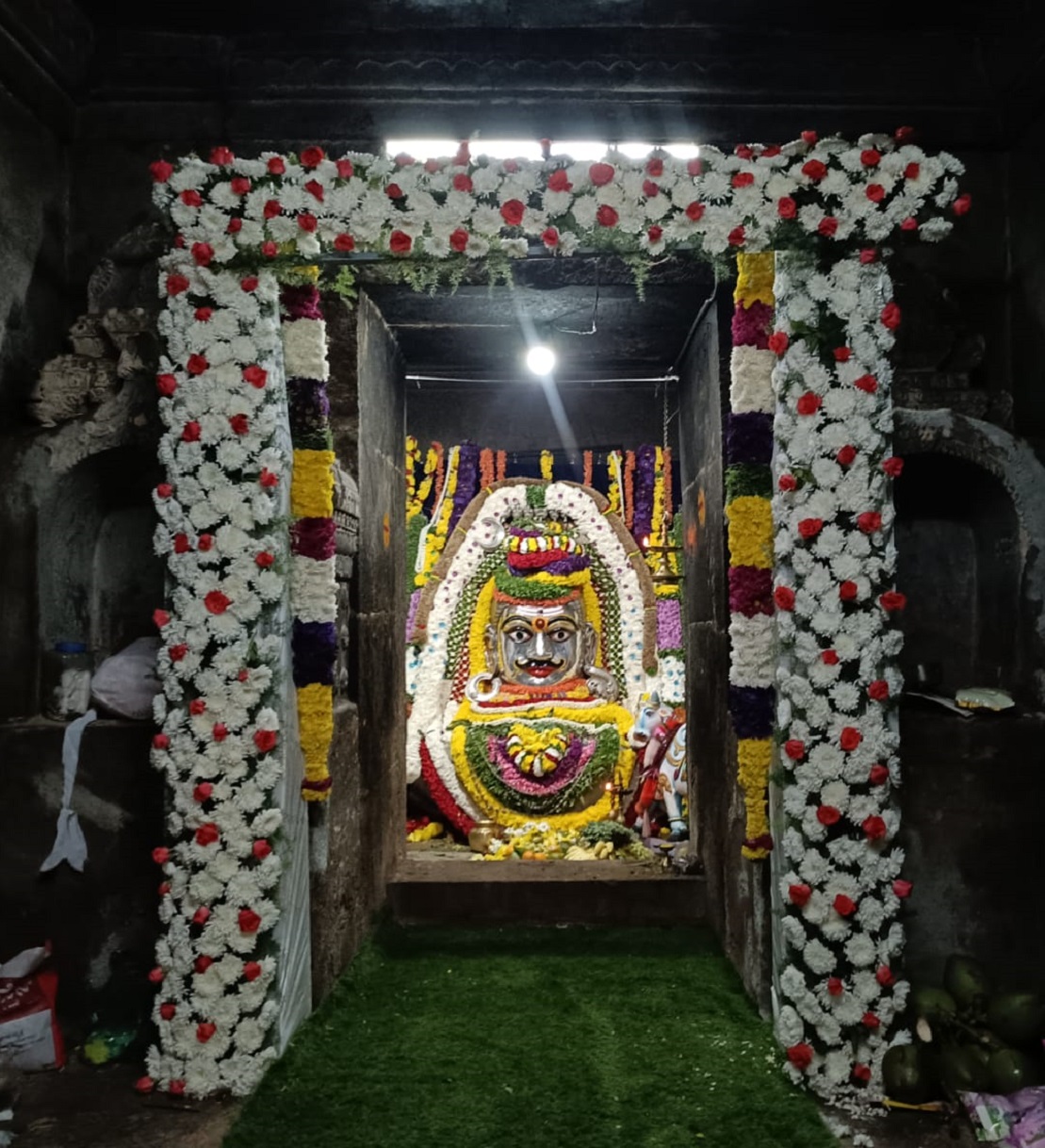 ಸೋಮೇಶ್ವರಸ್ವಾಮಿ ದೇವಾಲಯದಲ್ಲಿ ಮಹಾಶಿವರಾತ್ರಿ ಅಂಗವಾಗಿ ಅಲಂಕಾರ