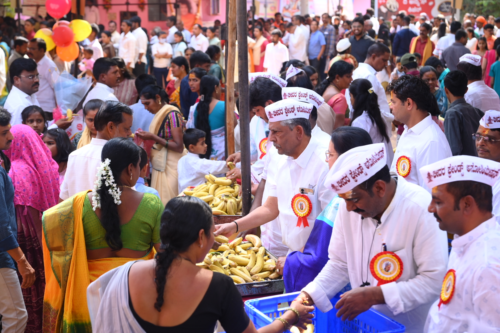 ಪಾಪನಾಶ ದೇಗುಲಕ್ಕೆ ಭೇಟಿ ಕೊಟ್ಟ ಭಕ್ತರಿಗೆ ಫ್ರೆಂಡ್ಸ್‌ ಅಸೋಸಿಯೇಶನ್‌ನವರು ಹಣ್ಣು ವಿತರಿಸಿದರು