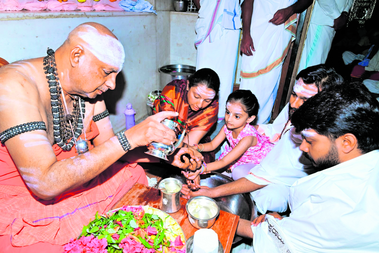 ಸುತ್ತೂರು ಮಠದಲ್ಲಿ ಶಿವರಾತ್ರಿ ದೇಶಿಕೇಂದ್ರ ಸ್ವಾಮೀಜಿ ಅವರು ಭಕ್ತರೊಂದಿಗೆ ಇಷ್ಟಲಿಂಗ ಪೂಜೆ ಮಾಡಿದರು