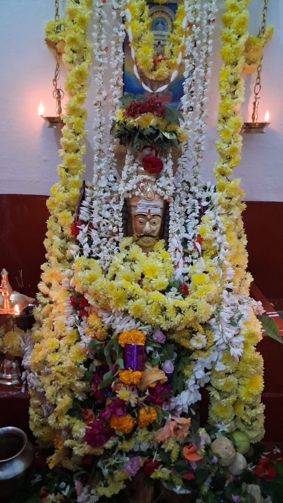 ಕುಶಾಲನಗರ ಸಮೀಪದ ಕೂಡ್ಲೂರು ಮಲ್ಲಿಕಾರ್ಜುನ ಸ್ವಾಮಿಗೆ ವಿವಿಧ ಪುಷ್ಪಗಳಿಂದ ವಿಶೇಷ ಅಲಂಕಾರ ಮಾಡಲಾಗಿತ್ತು