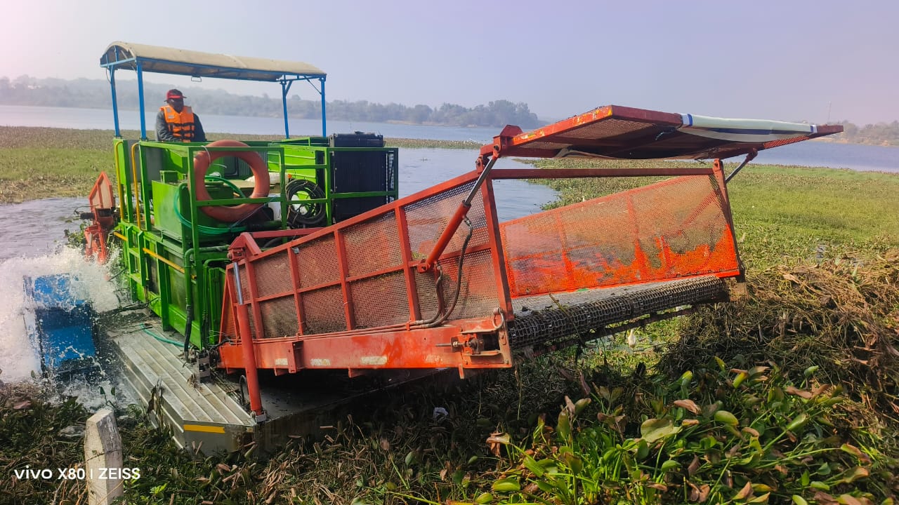 ಧಾರವಾಡದ ಕೆಲಗೇರಿ ಕೆರೆಯಲ್ಲಿ ಬೆಳೆದಿದ್ದ ಜಲಕಳೆಯನ್ನು ಈಚೆಗೆ ಬೆಂಗಳೂರಿನಿಂದ ಬಂದ ಯಂತ್ರದಿಂದ ಪ್ರಾಯೋಗಿಕವಾಗಿ ತೆಗೆಯಲಾಯಿತು