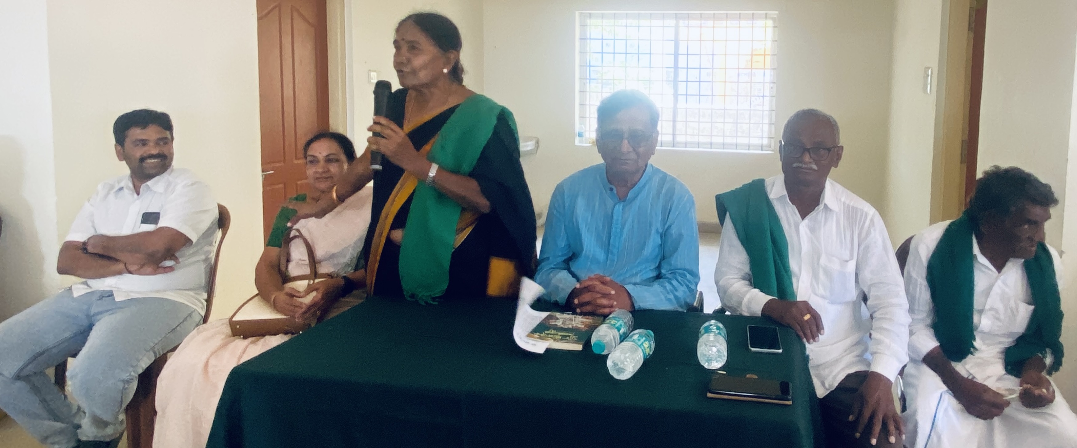 ವಿಚಾರ ಸಂಕಿರಣದಲ್ಲಿ ಹಿರಿಯ ರೈತ ನಾಯಕಿ ಅನಸೂಯಮ್ಮ ಮಾತನಾಡಿದರು. ಪ್ರೊ.ಹಿ.ಶಿ. ರಾಮಚಂದ್ರೇಗೌಡ ಹಾಗೂ ರೈತ ಸಂಘದ ಪದಾಧಿಕಾರಿಗಳು ಇದ್ದಾರೆ