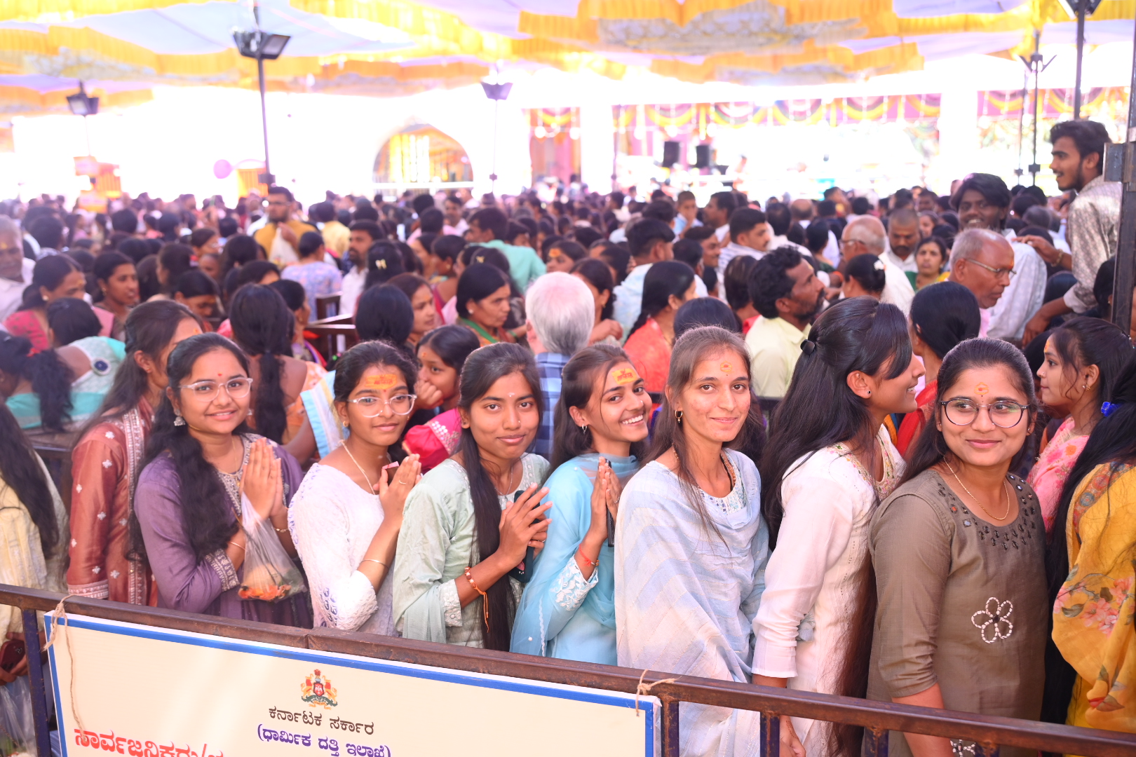 ಯುವತಿಯರು ಸೇರಿದಂತೆ ಸಾರ್ವಜನಿಕರು ಸರತಿ ಸಾಲಿನಲ್ಲಿ ನಿಂತು ಪಾಪನಾಶ ಶಿವಲಿಂಗದ ದರ್ಶನ ಪಡೆದರು