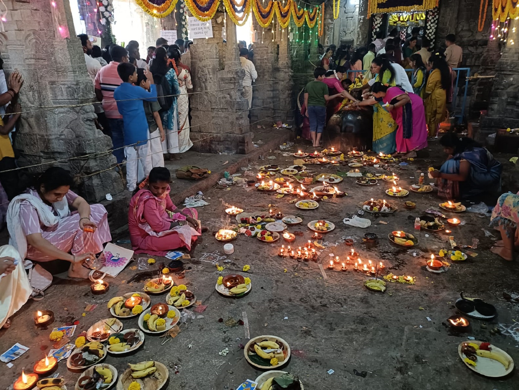 ಕೋಲಾರದ ‌ಸೋಮೇಶ್ವರಸ್ವಾಮಿ ದೇವಾಲಯದಲ್ಲಿ ಮಹಿಳೆಯರು ನಂದಿಯ ಮುಂಭಾಗ ನಿಂಬೆಹಣ್ಣಿನ ಜ್ಯೋತಿ ಬೆಳಗಿದರು