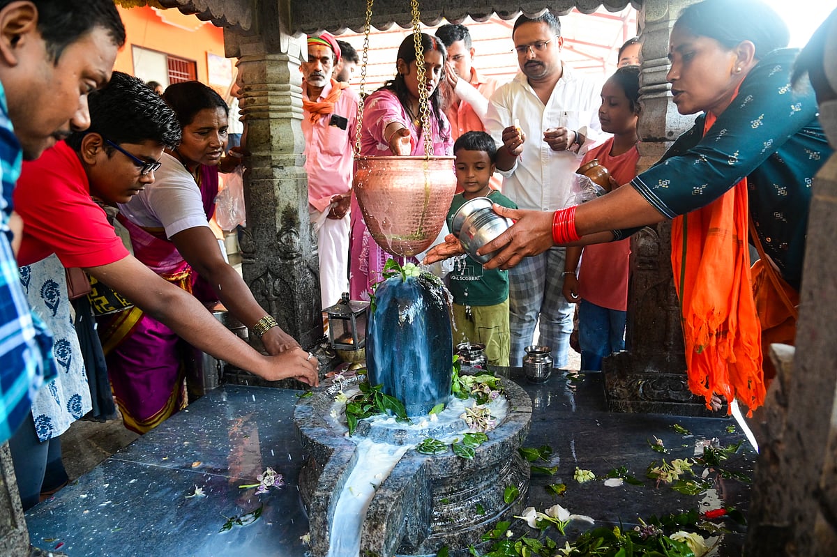 ಮಂಗಳೂರು | ಮಹಾಶಿವರಾತ್ರಿ: ಶಿವನ ನೆನೆಯುತ ಧನ್ಯರಾದ ಭಕ್ತರು