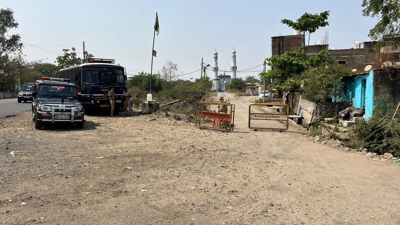 ಆಳಂದದಲ್ಲಿ ಮಹಾಶಿವರಾತ್ರಿ ನಿಮಿತ್ತ ಲಾಡ್ಲೆ ಮಶಾಕ್‌ ದರ್ಗಾದಲ್ಲಿನ ರಾಘವ ಚೈತನ್ಯ ಶಿವಲಿಂಗದ ವಿಶೇಷ ಪೂಜೆಗೆ ಕೋರ್ಟ್‌ ಅನುಮತಿ ನೀಡಿದ ಪ್ರಯುಕ್ತ ಬಿಗಿ ಪೊಲೀಸ್‌ ಬಂದೋಬಸ್ತ್‌ ಒದಗಿಸಲಾಗಿತ್ತು