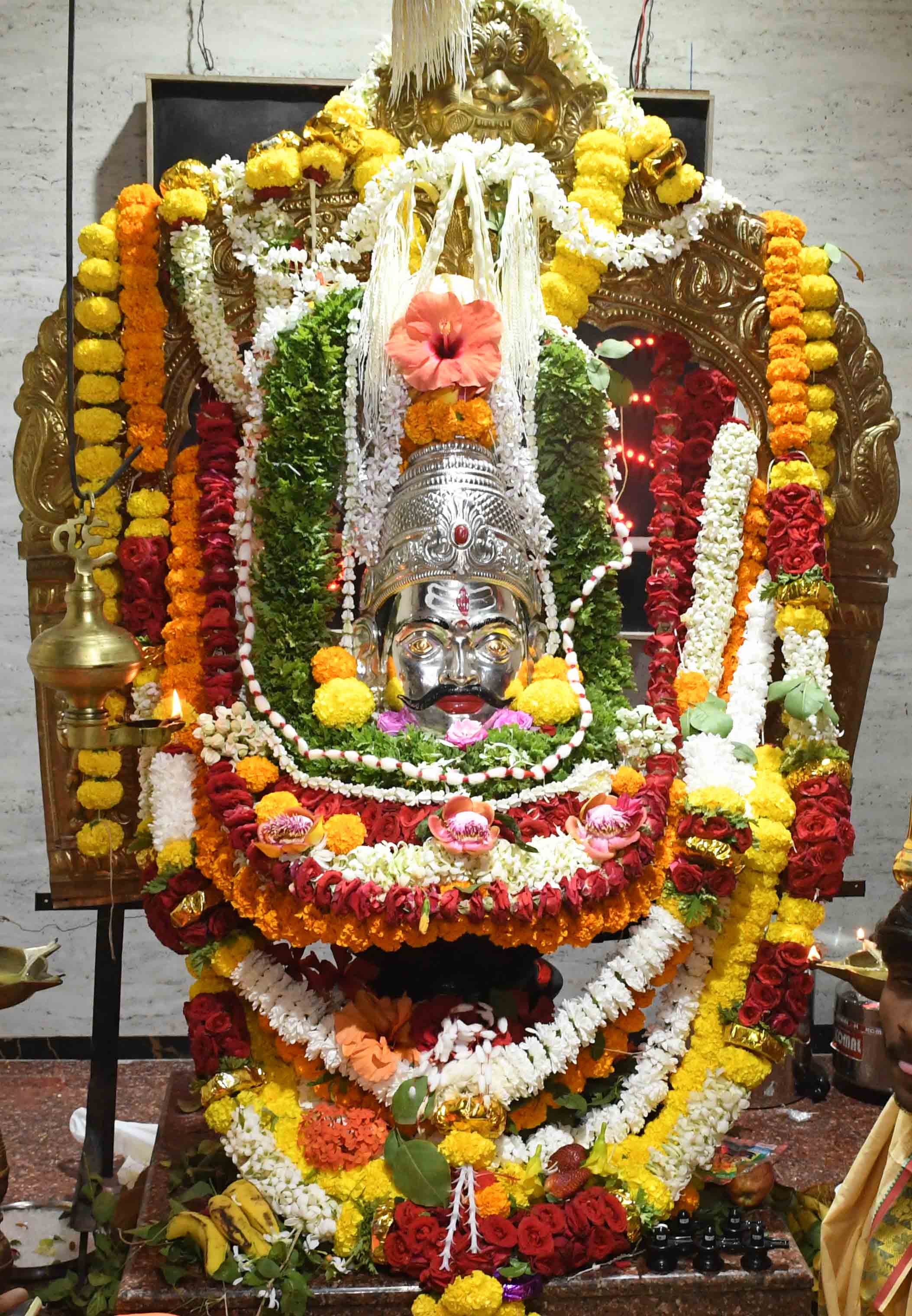 ಧಾರವಾಡದ ಕೊಪ್ಪದಕೇರಿ ಶಿವಾಲಯದಲ್ಲಿ ದೇವರ ವಿಗ್ರಹವನ್ನು ವಿಶೇಷವಾಗಿ ಅಲಂಕರಿಸಲಾಗಿತ್ತು