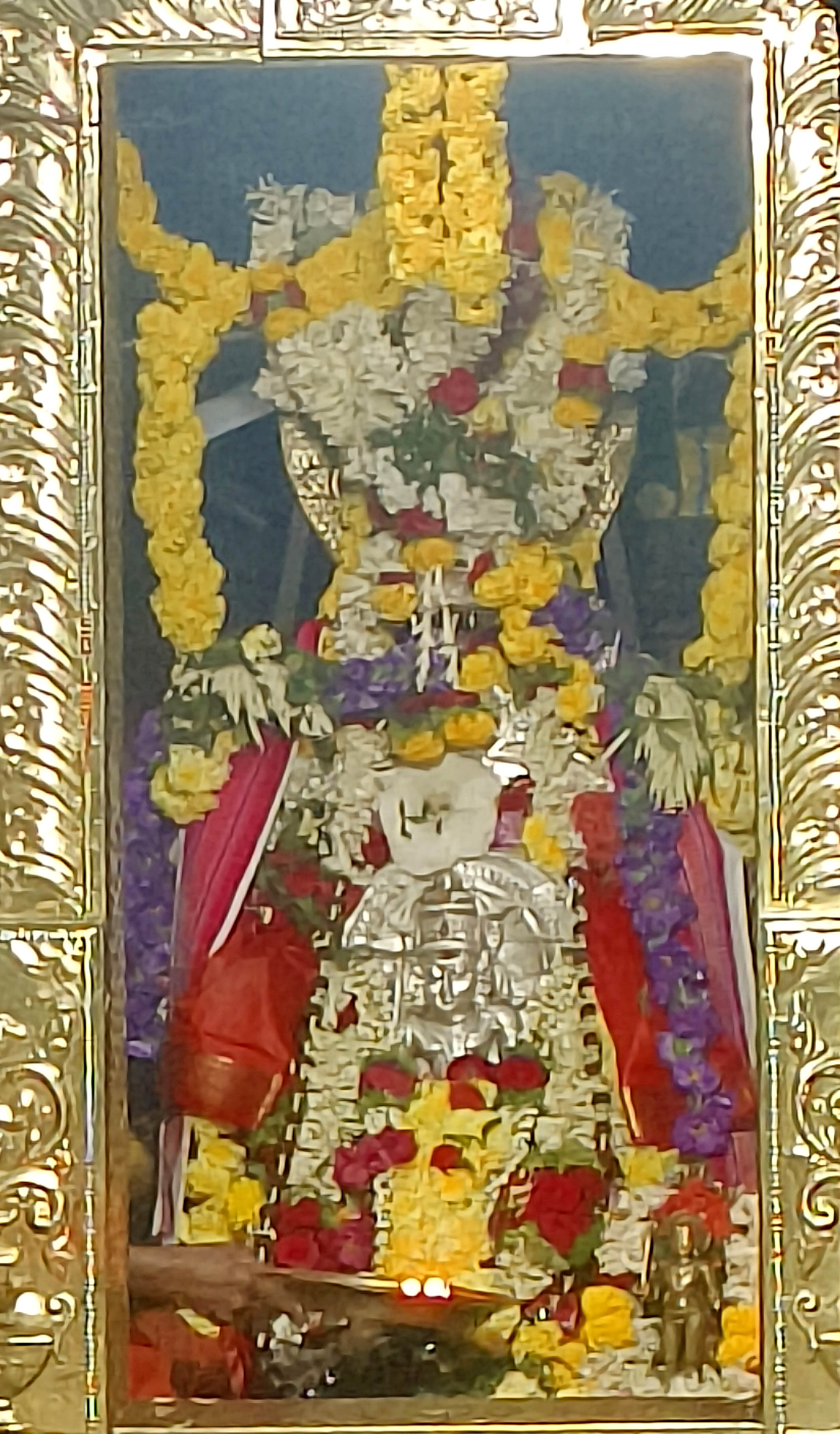 ಮೂಡಿಗೆರೆ ತಾಲ್ಲೂಕಿನ ದೇವರಮನೆ ಕಾಲಭೈರವೇಶ್ವರ ದೇಗಲದಲ್ಲಿ ಭಾನುವಾರ ವಿಶೇಷ ಅಲಂಕಾರ ಮಾಡಲಾಗಿತ್ತು