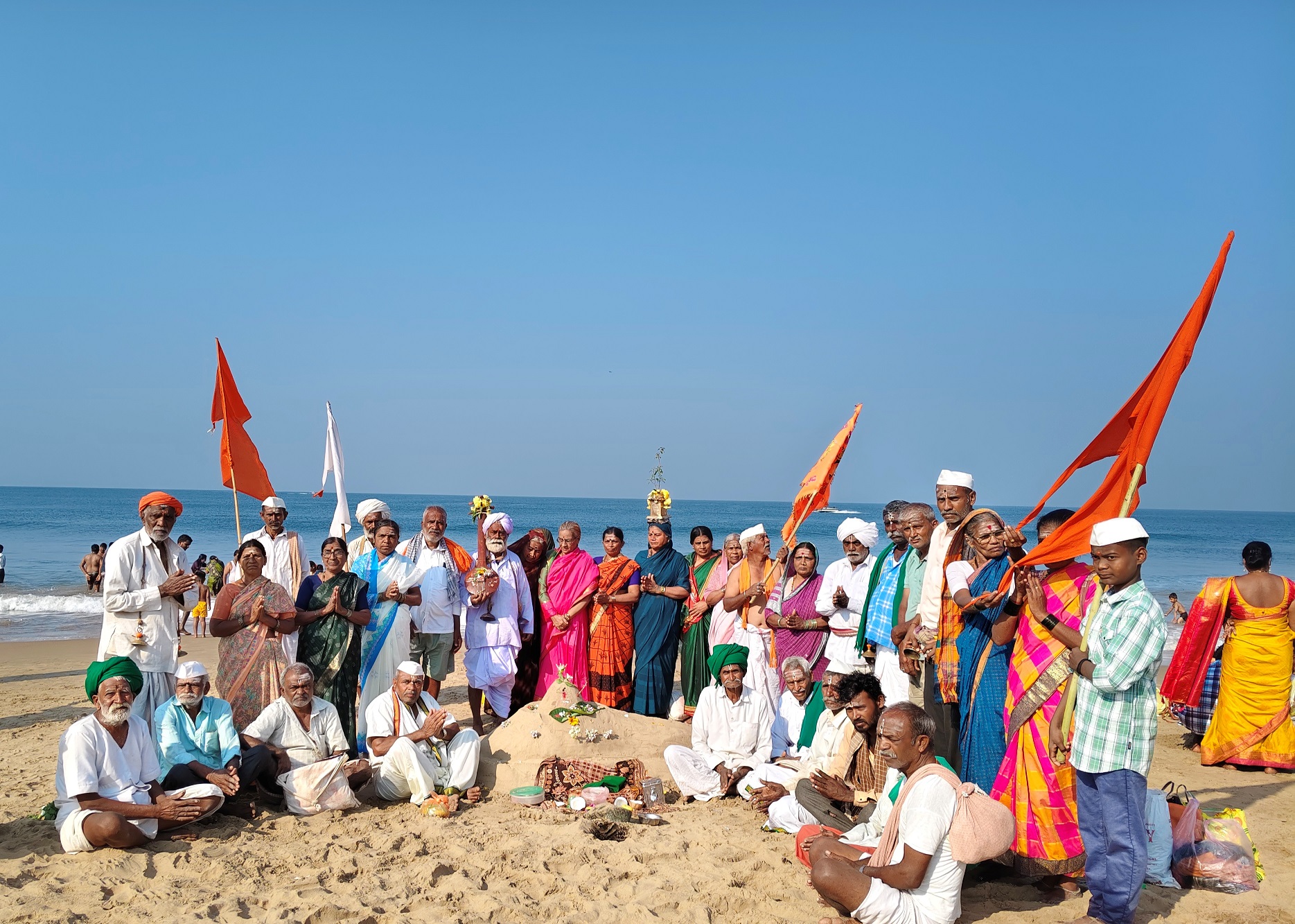 ಗೋಕರ್ಣದ ಸಮುದ್ರ ತೀರದಲ್ಲಿ ಮರಳಿನ ಲಿಂಗ ಮಾಡಿ ಪೂಜೆ ಸಲ್ಲಿಸುತ್ತಿರುವ ಭಕ್ತರು