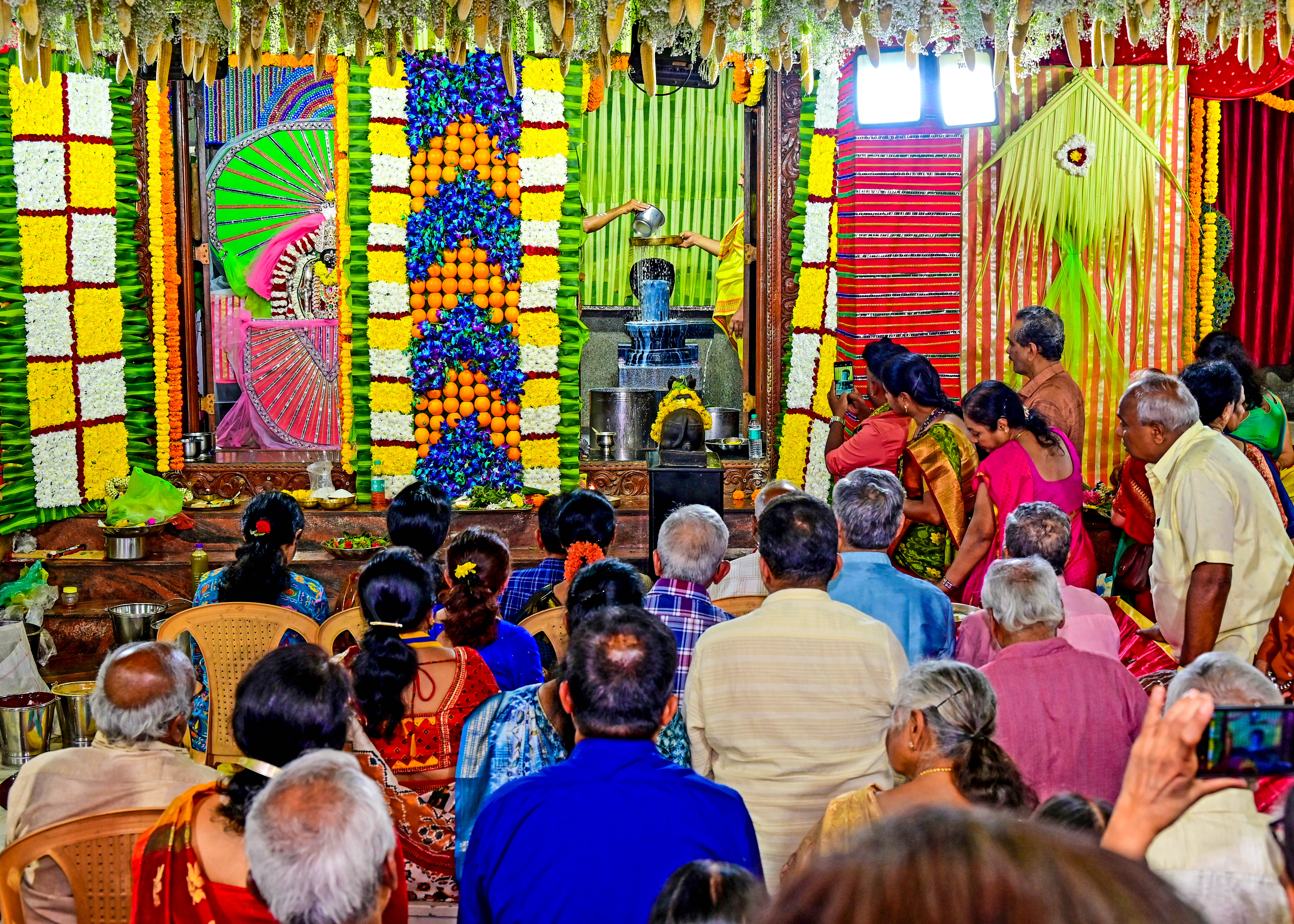 ಹನುಮಂತ ನಗರದಲ್ಲಿರುವ ಶೇಷ ಮಹಾಬಲಮುರಿ ಗಣಪತಿ ದೇವಸ್ಥಾನದಲ್ಲಿ ಶಿವಲಿಂಗಕ್ಕೆ ಕ್ಷೀರಾಭಿಷೇಕ ಮಾಡಲಾಯಿತು –ಪ್ರಜಾವಾಣಿ ಚಿತ್ರ/ರಂಜು ಪಿ