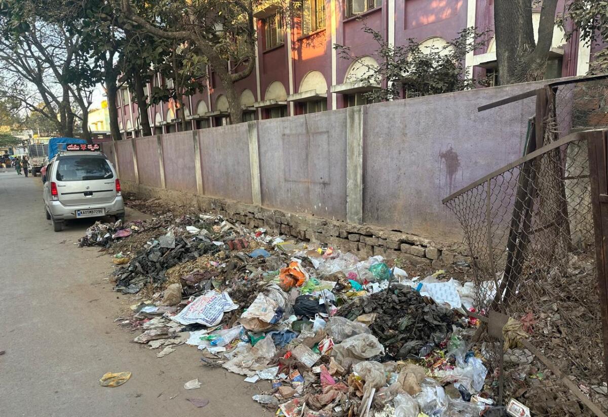 ಮಾಲೂರಿನ ಕೋರ್ಟ್ ಹಿಂಭಾಗದ ರಸ್ತೆ ಬದಿ ಕಸದ ರಾಶಿ