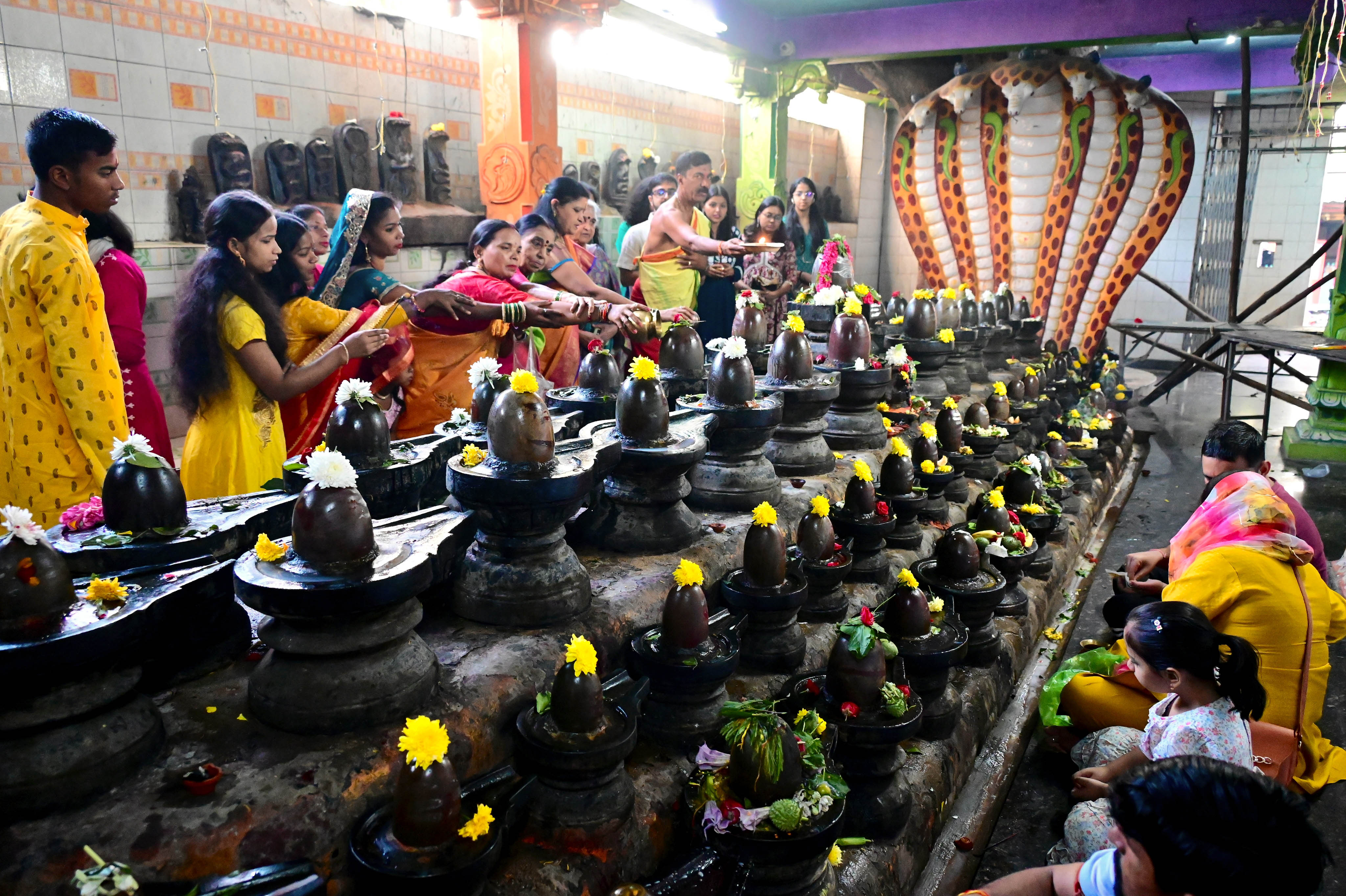 ಯಶವಂತಪುರದಲ್ಲಿರುವ ಗಾಯತ್ರಿ ದೇವಿ ದೇವಸ್ಥಾನದಲ್ಲಿ ಶಿವಲಿಂಗಗಳಿಗೆ ವಿಶೇಷ ಪೂಜೆ ಸಲ್ಲಿಸಲಾಯಿತು