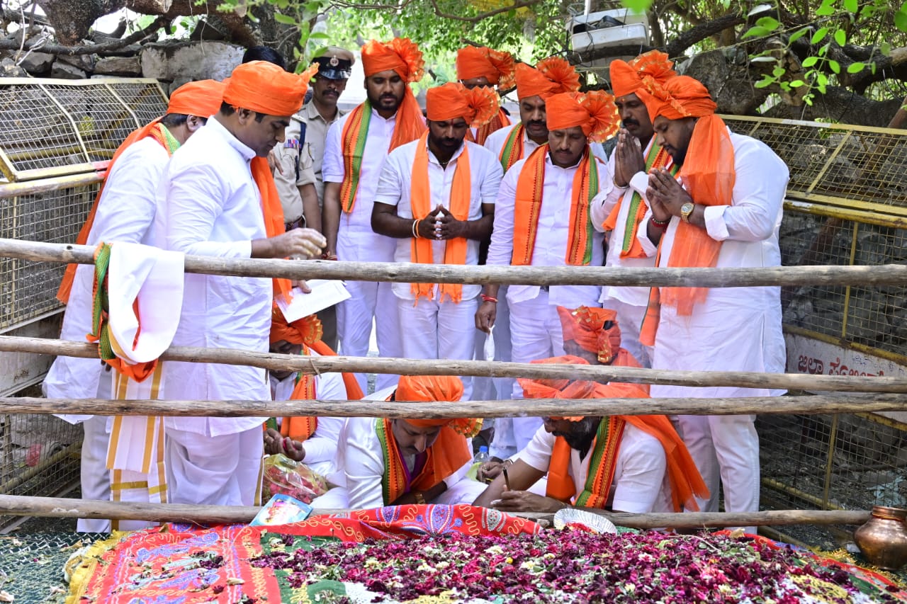 ಆಳಂದದಲ್ಲಿನ ಲಾಡ್ಲೆ ಮಶಾಕ್‌ ದರ್ಗಾ ಆವರಣದಲ್ಲಿನ ಶಿವಲಿಂಗಕ್ಕೆ ಭಾನುವಾರ ವಿಶೇಷ ಪೂಜೆ ಸಲ್ಲಿಸಲಾಯಿತು