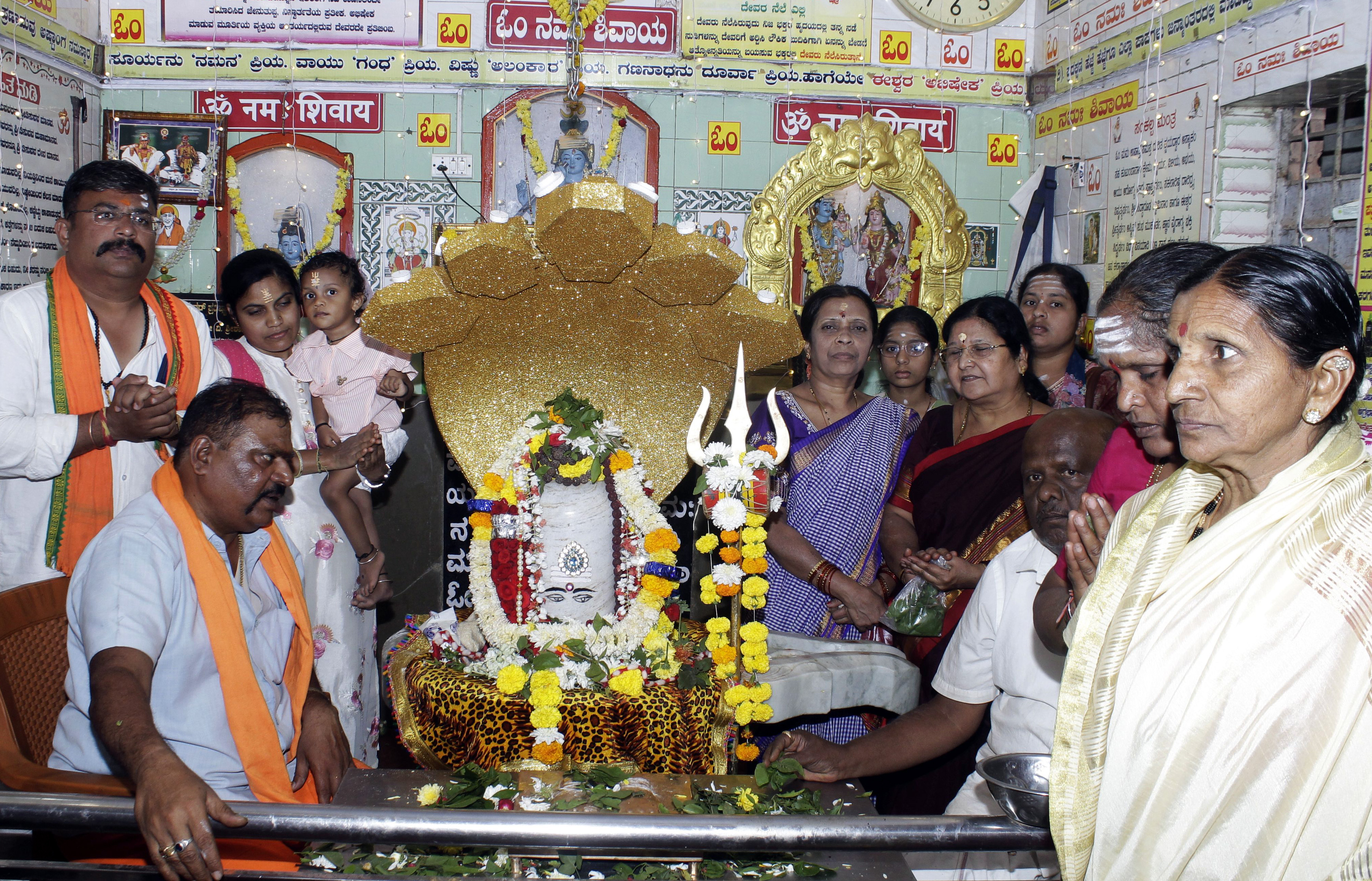 ಹುಬ್ಬಳ್ಳಿಯ ಸಿದ್ಧಾರೂಢ ಮಠದ ಆವರಣದ ಶಿವಮಂದಿರದಲ್ಲಿರುವ ಶಿವಲಿಂಗಕ್ಕೆ ಭಕ್ತರು ಪೂಜೆ ಸಲ್ಲಿಸಿದರು