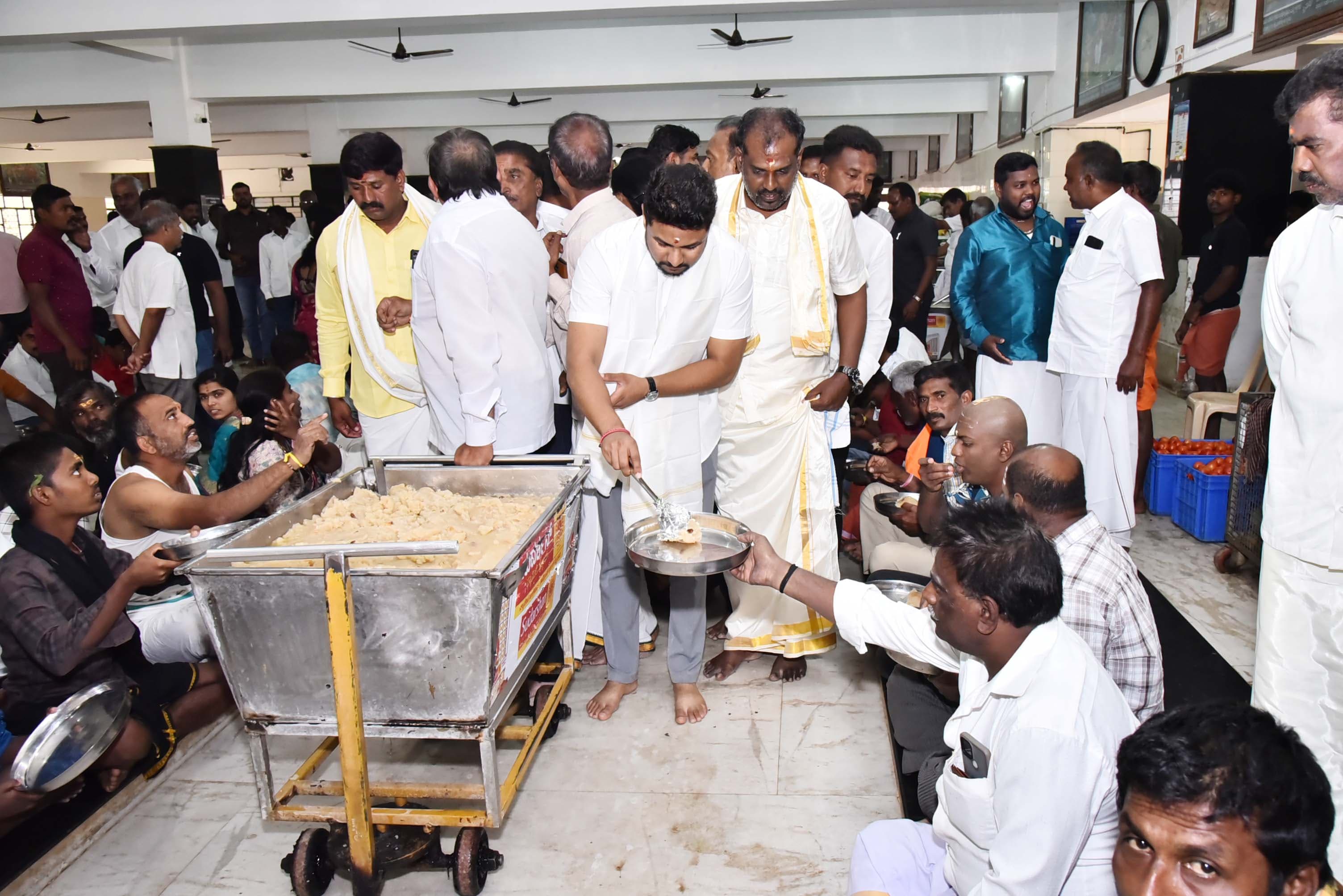 ಶ್ರೀಕಂಠೇಶ್ವರಸ್ವಾಮಿ ದೇವಾಲಯದ ದಾಸೋಹ ಭವನದಲ್ಲಿ ಬೆಳಗಿನ ಉಪಾಹಾರ ವ್ಯವಸ್ಥೆಗೆ ಶಾಸಕ ದರ್ಶನ್ ಧ್ರುವನಾರಾಯಣ ಭಕ್ತರಿಗೆ ತಿಂಡಿ ಬಡಿಸುವ ಮೂಲಕ ಚಾಲನೆ ನೀಡಿದರು