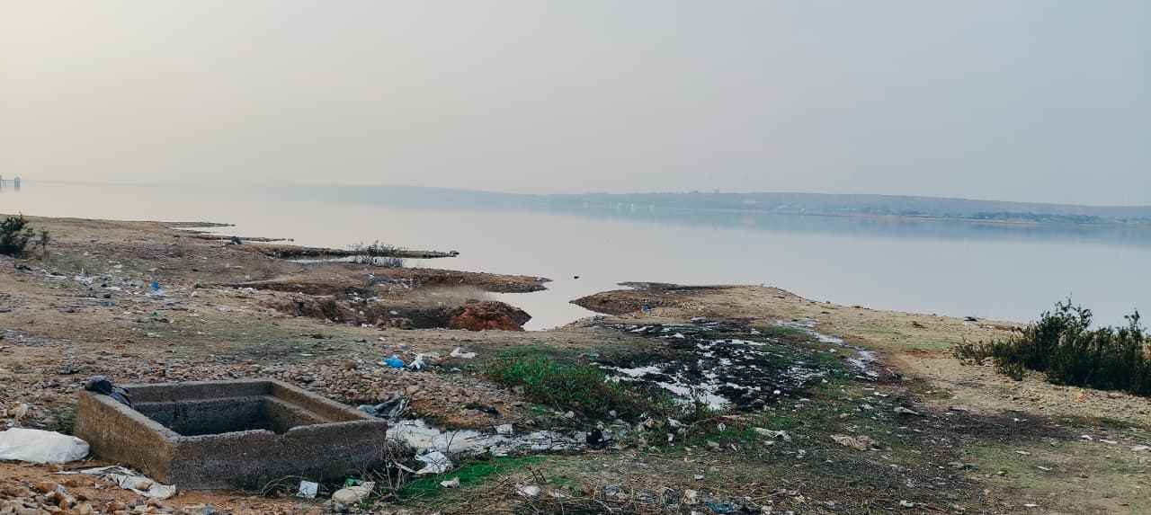 ಸವದತ್ತಿ ಪಟ್ಟಣದ ಬಳಿ ಮಲಪ್ರಭಾ ನದಿಯಲ್ಲಿ ನೀರಿನ ಮಟ್ಟ ಕಡಿಮೆಯಾಗುತ್ತಿರುವುದು  ಪ್ರಜಾವಾಣಿ ಚಿತ್ರ: ಬಿ.ಎಂ.ಶಿರಸಂಗಿ