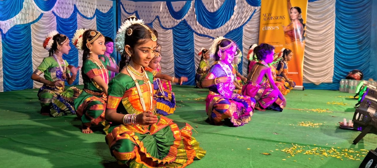 ಕೋಲಾರದ ‌ಸೋಮೇಶ್ವರಸ್ವಾಮಿ ದೇವಾಲಯದಲ್ಲಿ ಭಾನುವಾರ ಮಹಾಶಿವರಾತ್ರಿ ಅಂಗವಾಗಿ ಭರತನಾಟ್ಯ ಪ್ರದರ್ಶಿಸಿದ ಬಾಲಕಿಯರು