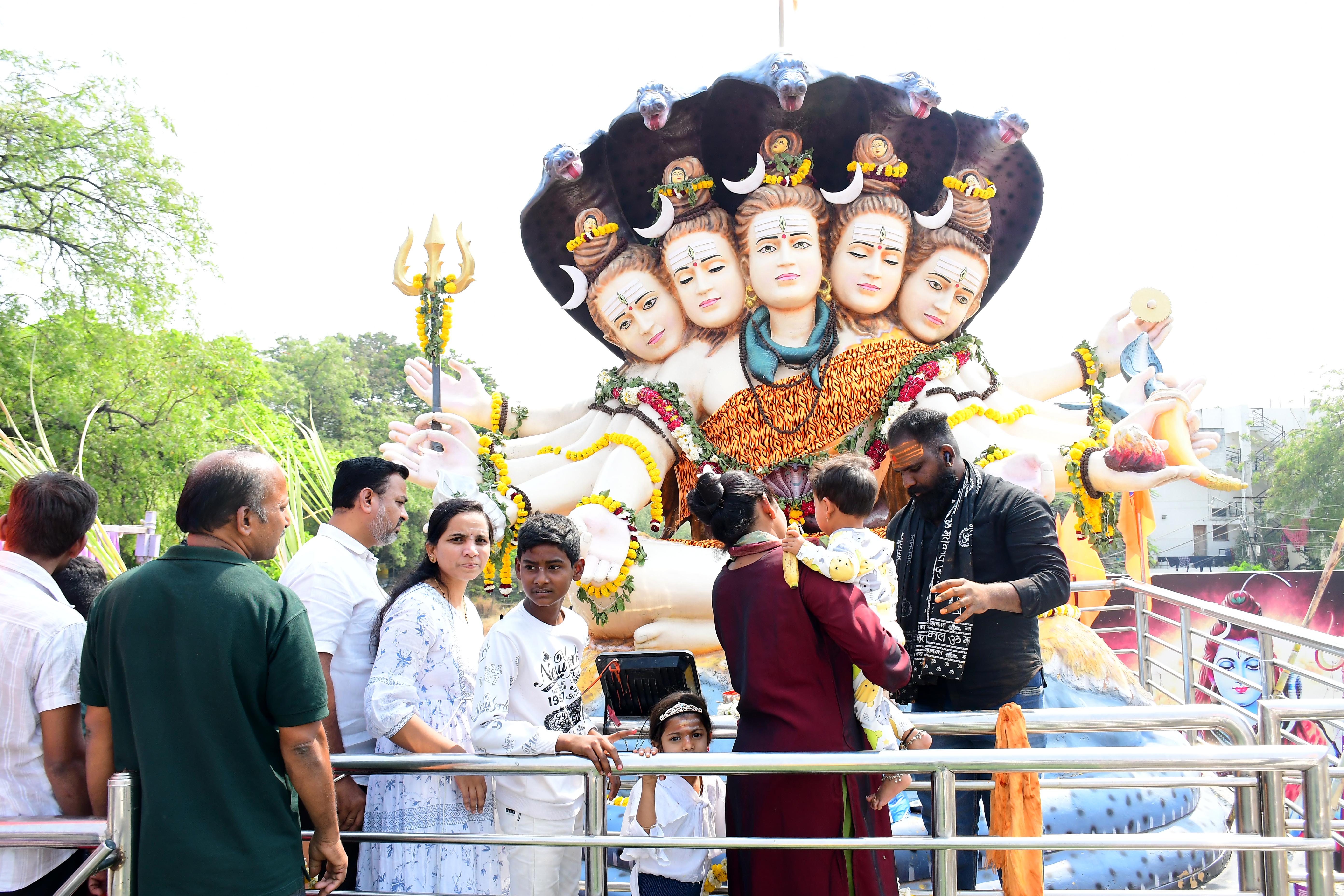 ಕಲಬುರಗಿಯ ಅಪ್ಪನ ಕೆರೆ ಪಕ್ಕದಲ್ಲಿರುವ ಸರ್ವಶಕ್ತಿ ಲಿಂಗದೇವಸ್ಥಾನದಲ್ಲಿ ಪಂಚಮುಖ ಶಿವನ ಪ್ರತಿಮೆ ನಿರ್ಮಿಸಲಾಗಿದೆ 