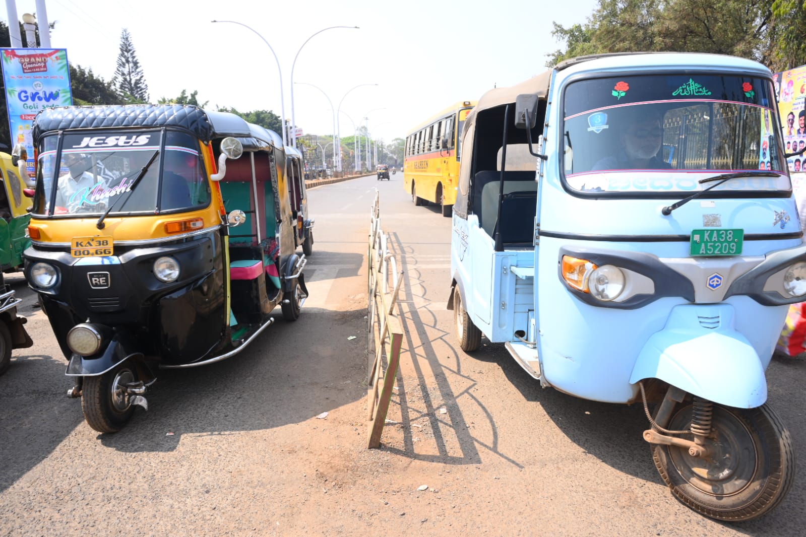 ರಸ್ತೆಯ ಎಡಬದಿಯಲ್ಲಿ ವಾಹನಗಳು ಅಡೆತಡೆಯಿಲ್ಲದೇ ಸಂಚರಿಸಲೆಂದು ಬ್ಯಾರಿಕೇಡ್‌ ಹಾಕಲಾಗಿದೆ. ಆದರೂ ಎಡಬದಿಯಲ್ಲಿ ವಾಹನಗಳನ್ನು ನಿಲ್ಲಿಸಿ ಸಂಚಾರ ಅಸ್ತವ್ಯಸ್ತಗೊಳಿಸಲಾಗುತ್ತಿದೆ
–ಪ್ರಜಾವಾಣಿ ಚಿತ್ರಗಳು: ಲೋಕೇಶ್‌ ವಿ. ಬಿರಾದಾರ