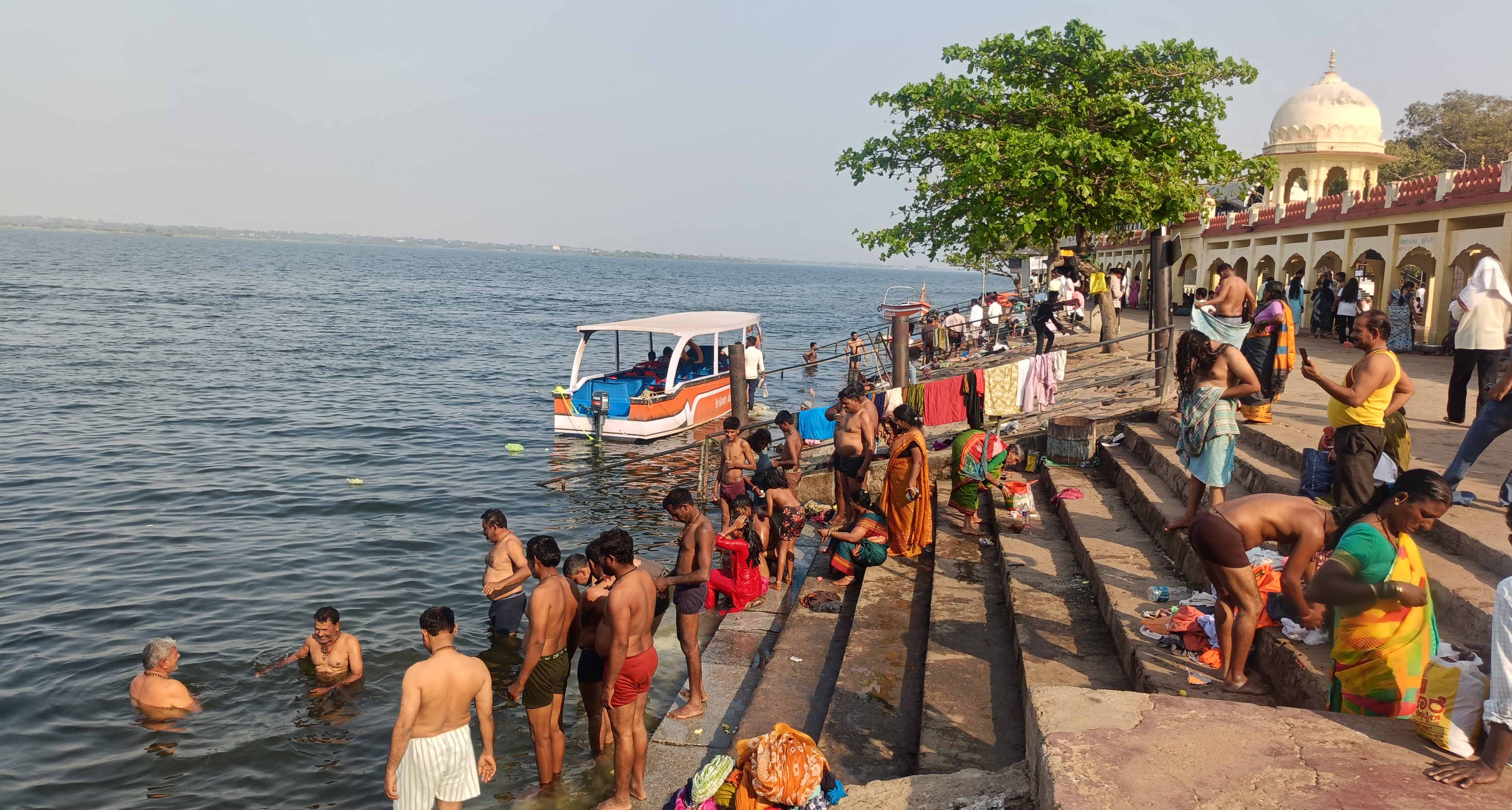 ಕೂಡಲಸಂಗಮದ ಕೃಷ್ಣಾ ನದಿಯಲ್ಲಿ ಭಾನುವಾರ ಭಕ್ತರು ಪುಣ್ಯಸ್ನಾನ ಮಾಡಿದರು