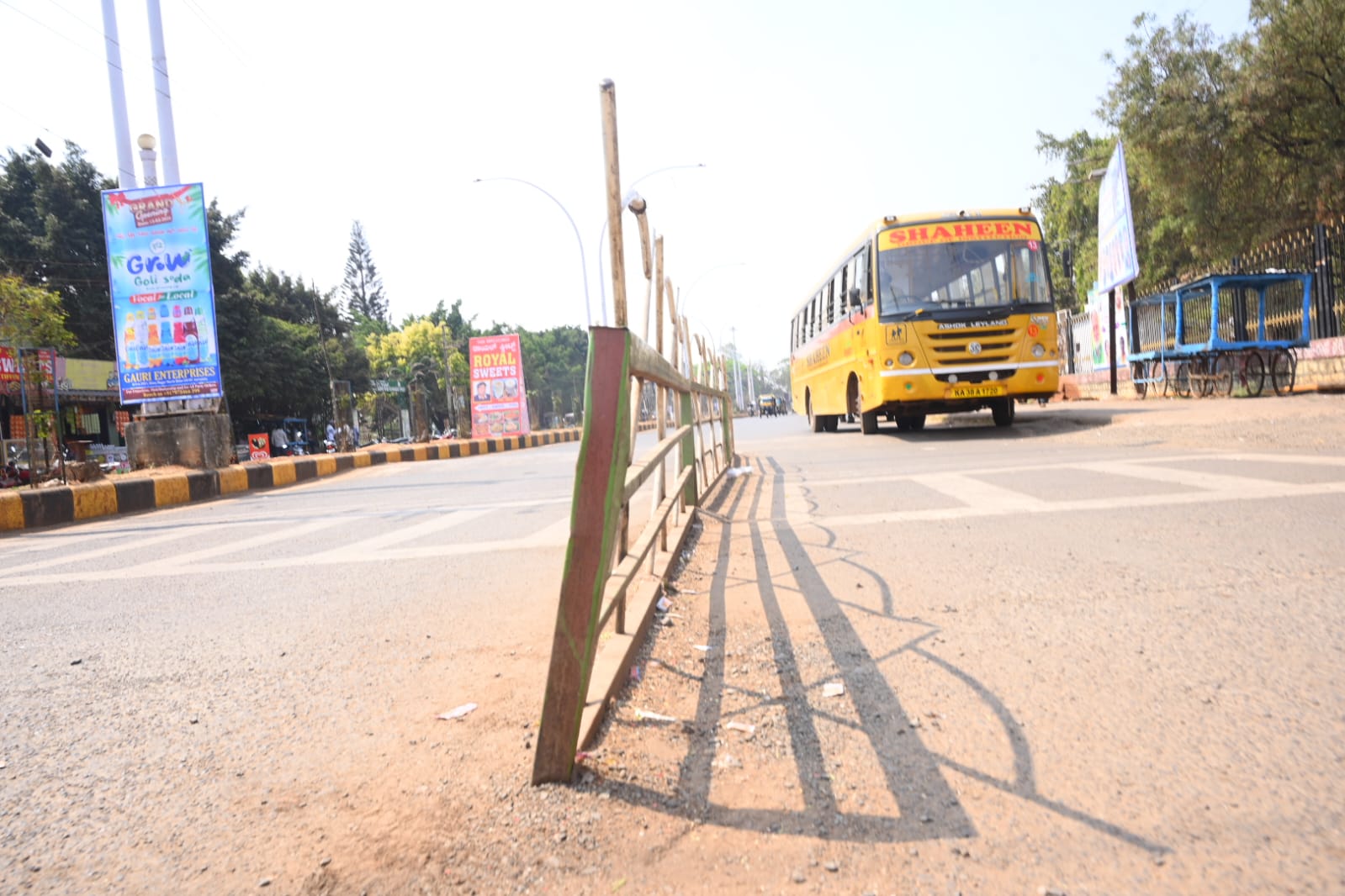 ಬಣ್ಣ ಕಳೆದುಕೊಂಡು ವಾಲಿದ ಬ್ಯಾರಿಕೇಡ್‌