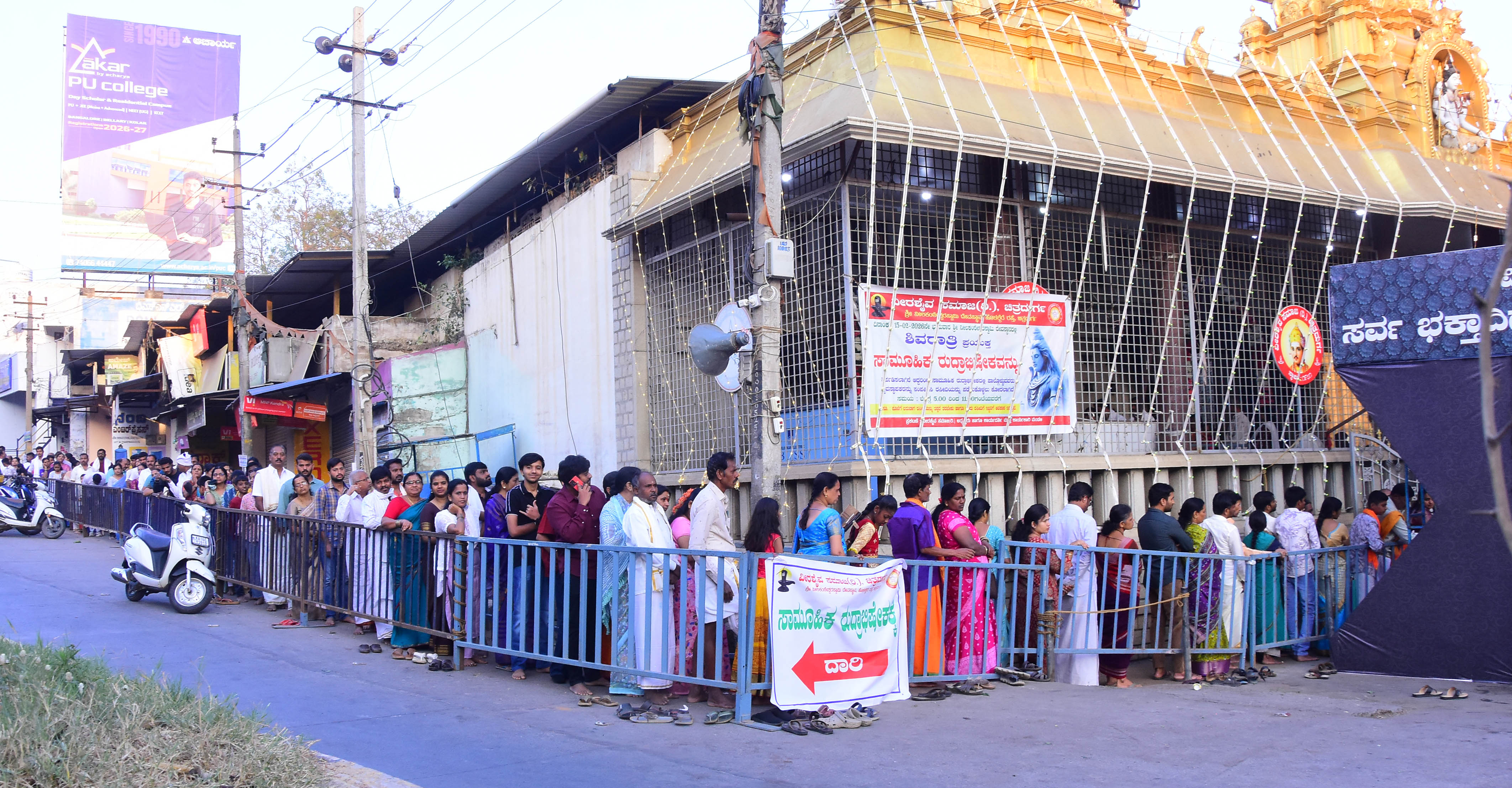 ನೀಲಕಂಠೇಶ್ವರ ಸ್ವಾಮಿ ದರ್ಶನಕ್ಕೆ ಸಾಲುಗಟ್ಟಿ ನಿಂತಿರುವ ಭಕ್ತರು