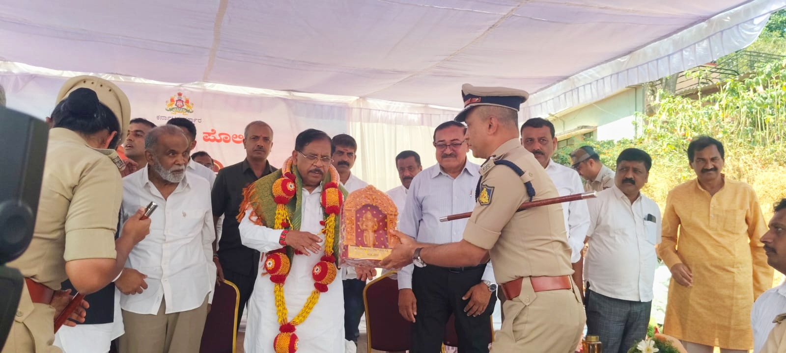 ಸುಂಟಿಕೊಪ್ಪ ಪೊಲೀಸ್ ಇಲಾಖೆಯಿಂದ ಡಾ.ಪರಮೇಶ್ವರ ಅವರನ್ನು ಸನ್ಮಾನಿಸಿ ಗೌರವಿಸಿದರು