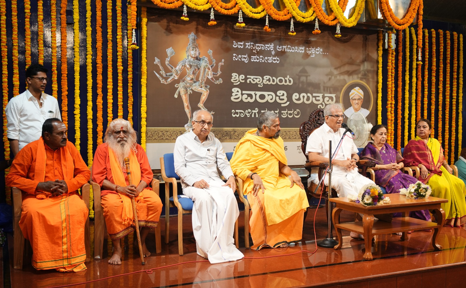 ಶಿವರಾತ್ರಿ ಅಂಗವಾಗಿ ಧರ್ಮಸ್ಥಳ ದೇವಸ್ಥಾನದ ಮುಂಭಾಗದ ಪ್ರವಚನಮಂಟಪದಲ್ಲಿ ಭಾನುವಾರ ಆರಂಭವಾದ ಅಹೋರಾತ್ರಿ ಶಿವಪಂಚಾಕ್ಷರಿ ಪಠಣಕ್ಕೆ ಧರ್ಮಾಧಿಕಾರಿ ಡಿ.ವೀರೇಂದ್ರ ಹೆಗ್ಗಡೆ ಚಾಲನೆ ನೀಡಿ ಮಾತನಾಡಿದರು