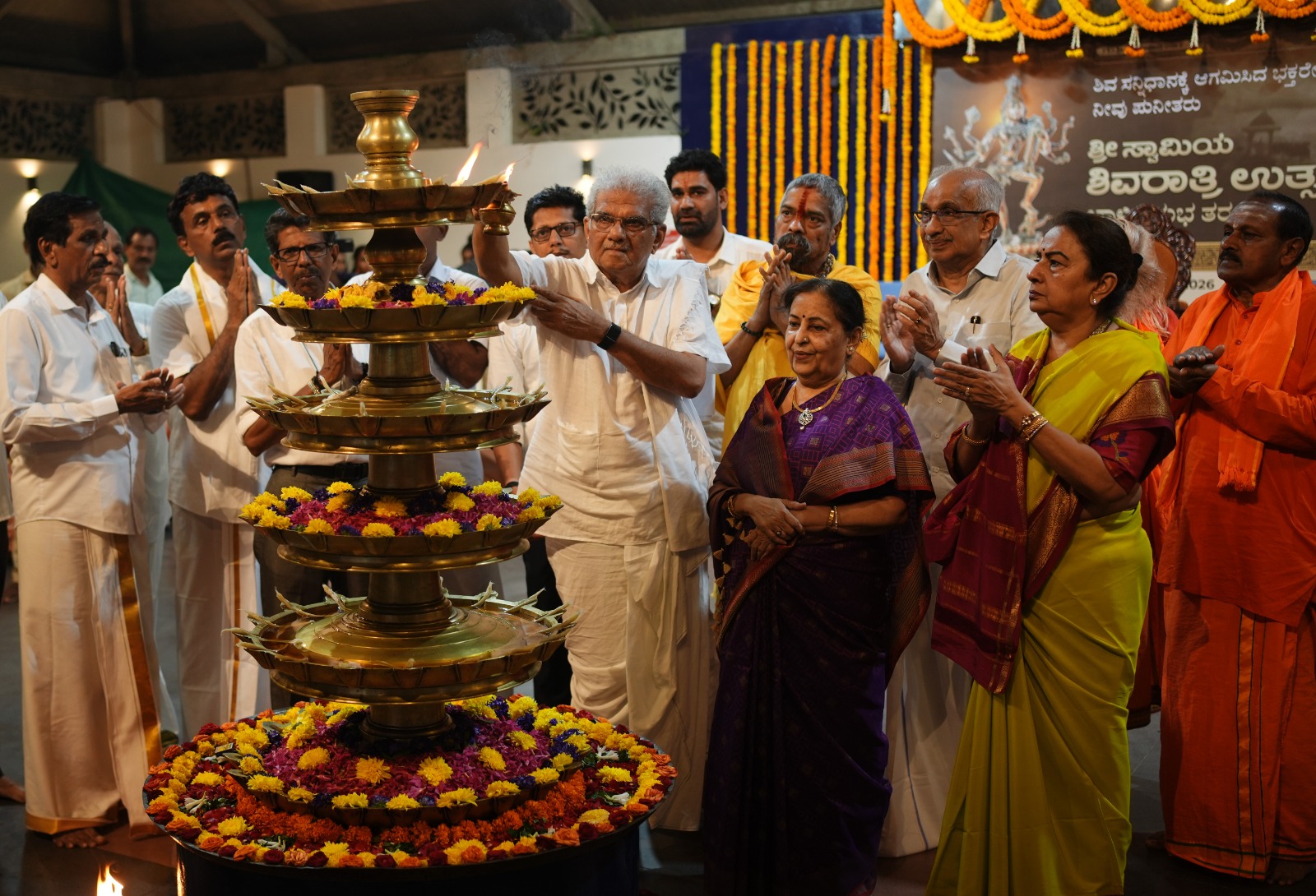 ಶಿವರಾತ್ರಿ ಅಂಗವಾಗಿ ಧರ್ಮಸ್ಥಳ ದೇವಸ್ಥಾನದ ಮುಂಭಾಗದ ಪ್ರವಚನಮಂಟಪದಲ್ಲಿ ಭಾನುವಾರ ಆರಂಭವಾದ ಅಹೋರಾತ್ರಿ ಶಿವಪಂಚಾಕ್ಷರಿ ಪಠಣಕ್ಕೆ ಧರ್ಮಾಧಿಕಾರಿ ಡಿ.ವೀರೇಂದ್ರ ಹೆಗ್ಗಡೆ ಚಾಲನೆ ನೀಡಿದರು