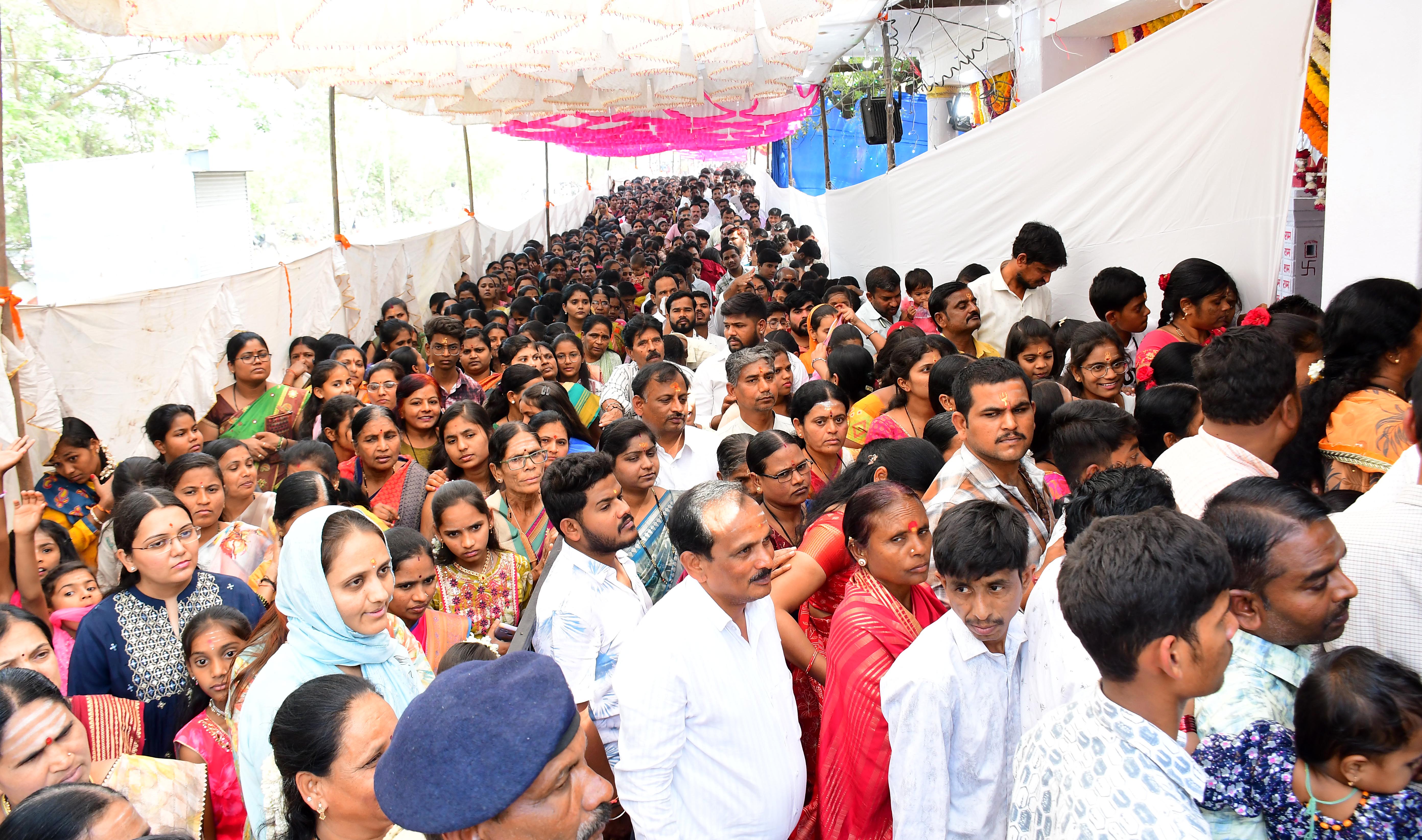 ರಾಮತೀರ್ಥ ದೇವಸ್ಥಾನದಲ್ಲಿ ಸರದಿ ಸಾಲಿನಲ್ಲಿ ನಿಂತು ದರ್ಶನ ಪಡೆಯುತ್ತಿರುವುದು