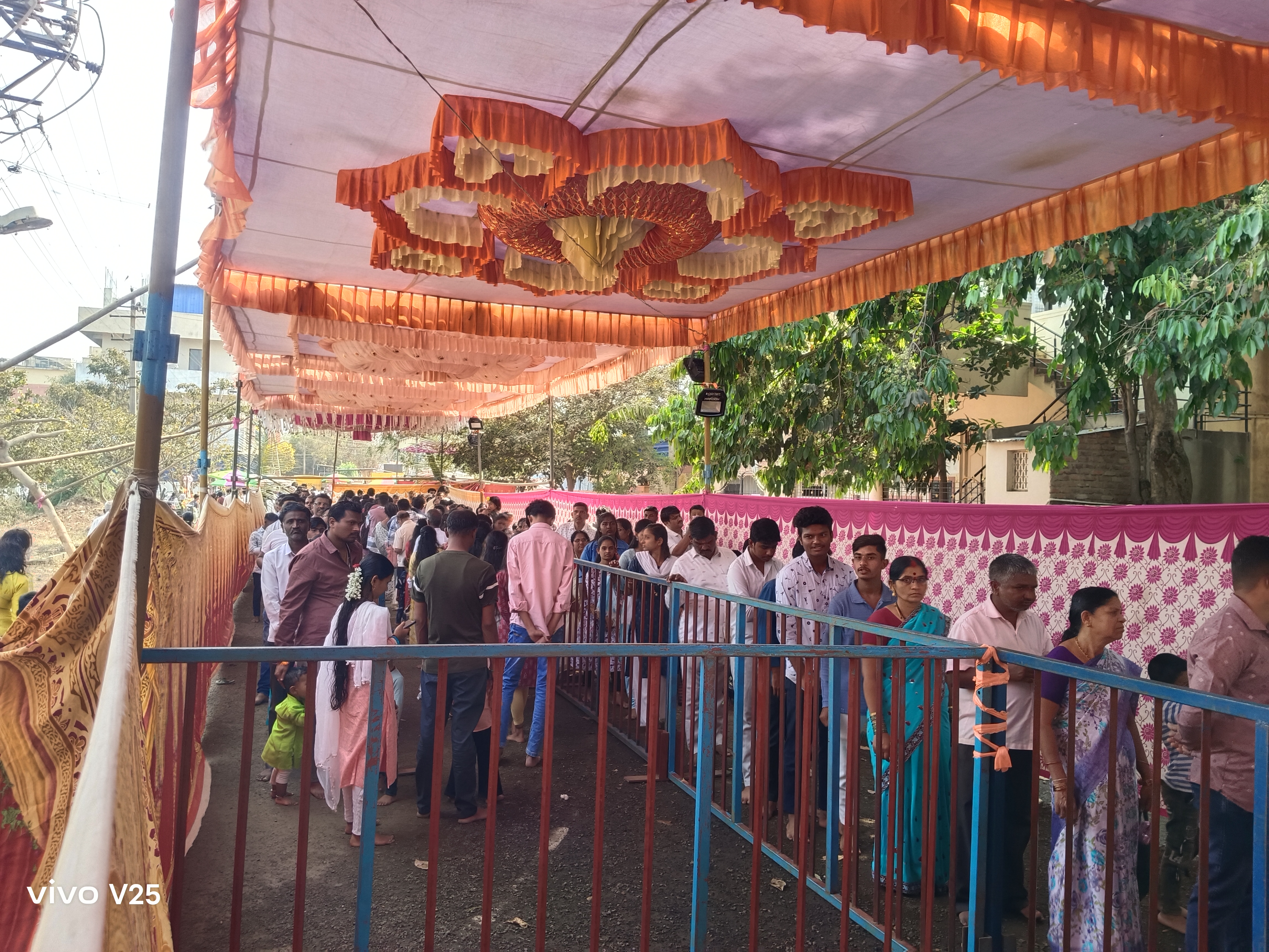 ಬಾಗಲಕೋಟೆ ನವನಗರದ ಸೌರಾಷ್ಟ್ರ ಸೋಮೇಶ್ವರ ದೇವಸ್ಥಾನದ ಮುಂದೆ ದೇವರ ದರ್ಶನಕ್ಕೆ ಜನರು ಸಾಲಿನಲ್ಲಿ ನಿಂತಿದ್ದರು