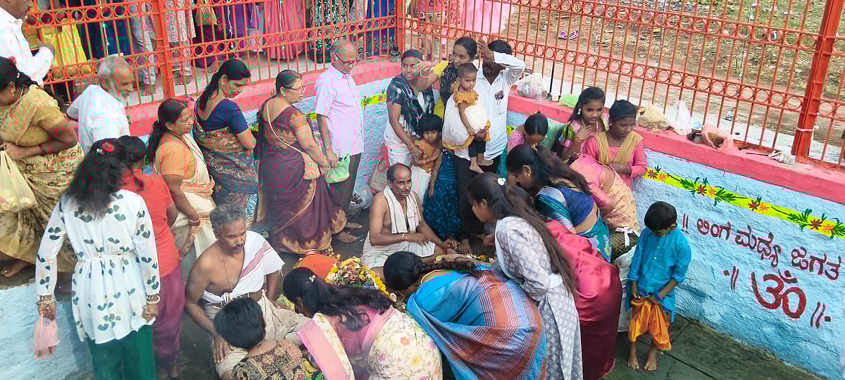 ಚಿಂಚೋಳಿ | ಮಹಾಶಿವರಾತ್ರಿ ಸಂಭ್ರಮ: ಪಂಚಲಿಂಗೇಶ್ವರ ಪಾಪನಾಶ ಬುಗ್ಗೆಗೆ ಭಕ್ತರ ದಂಡು