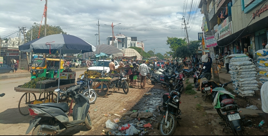 ಹಳೆ ರಾಷ್ಟ್ರೀಯ ಹೆದ್ದಾರಿ– 4ರಲ್ಲಿ ಬೇಕಾಬಿಟ್ಟಿ ವಾಹನ ನಿಲುಗಡೆ 