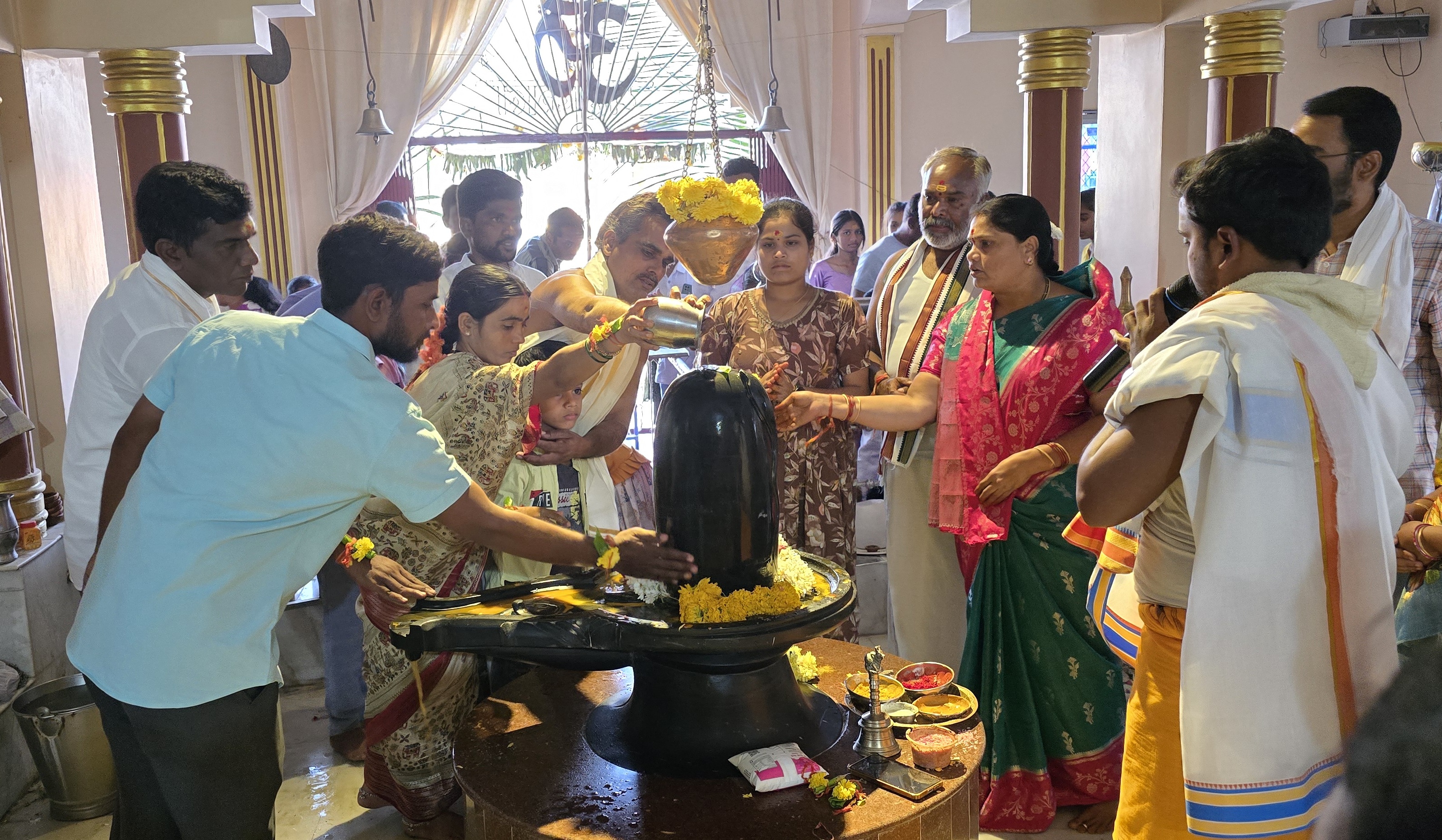 ಯಾದಗಿರಿ ನಗರದ ಆತ್ಮಲಿಂಗ ದೇವಸ್ಥಾನದಲ್ಲಿ ಭಾನುವಾರ ಮಹಾಶಿವರಾತ್ರಿ ಅಂಗವಾಗಿ ಶಿವಲಿಂಗಕ್ಕೆ ಅಭಿಷೇಕ ಮಾಡಿದ ಭಕ್ತರು