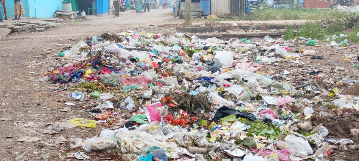 ಮಾಲೂರು ನಗರದ ರೈಲ್ವೆ ಫೀಡರ್ ರಸ್ತೆ ಬಳಿ ಹಾಕಿರುವ ಕಸದ ರಾಶಿ