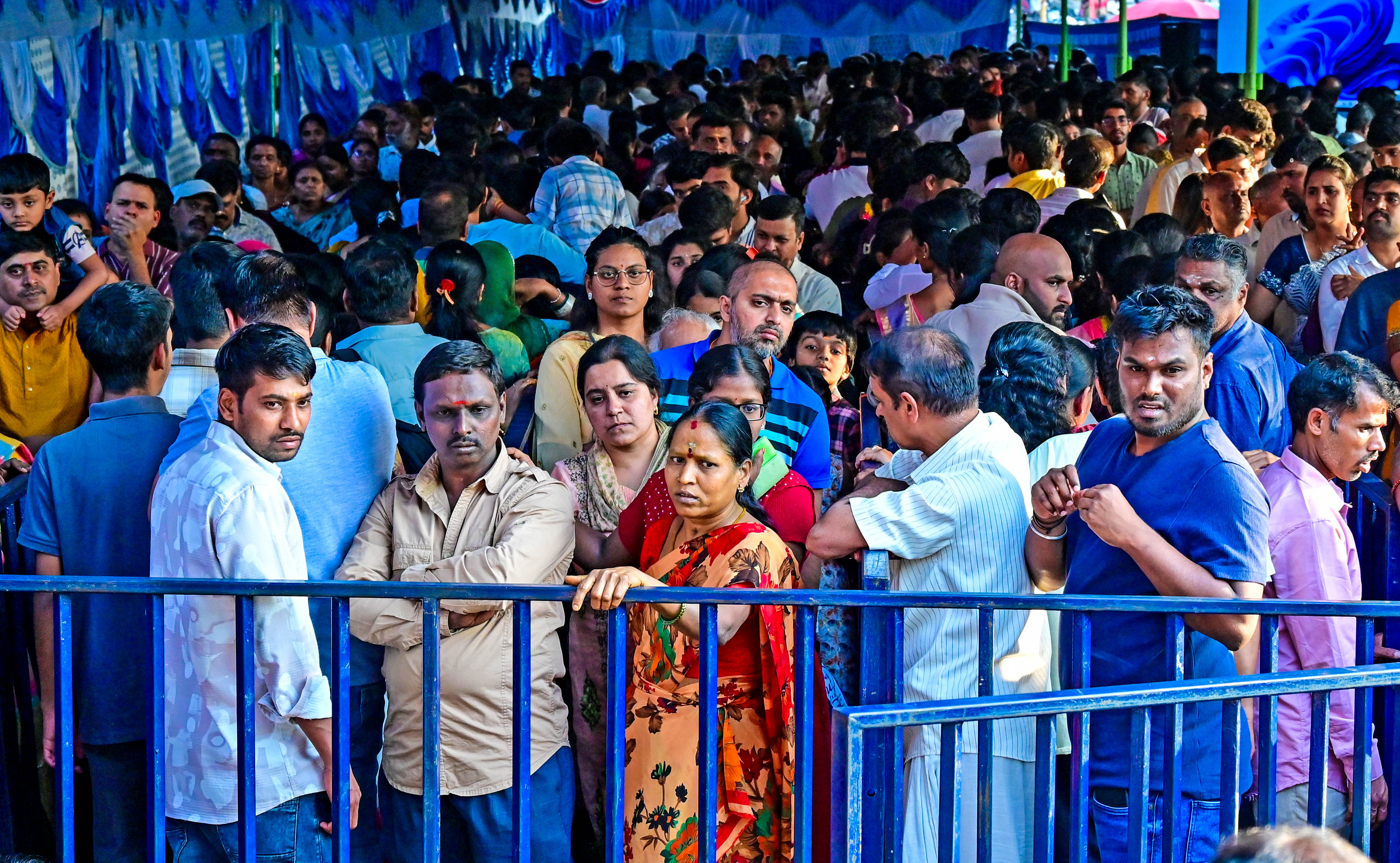 ಗವಿಪುರದಲ್ಲಿರುವ ಗವಿಗಂಗಾಧರೇಶ್ವರ ದೇವಸ್ಥಾನದಲ್ಲಿ ಭಕ್ತಾದಿಗಳು ನೂಕುನುಗ್ಗಲಿನಲ್ಲಿಯೇ ದೇವರ ದರ್ಶನ ಪಡೆದರು –ಪ್ರಜಾವಾಣಿ ಚಿತ್ರ/ರಂಜು ಪಿ