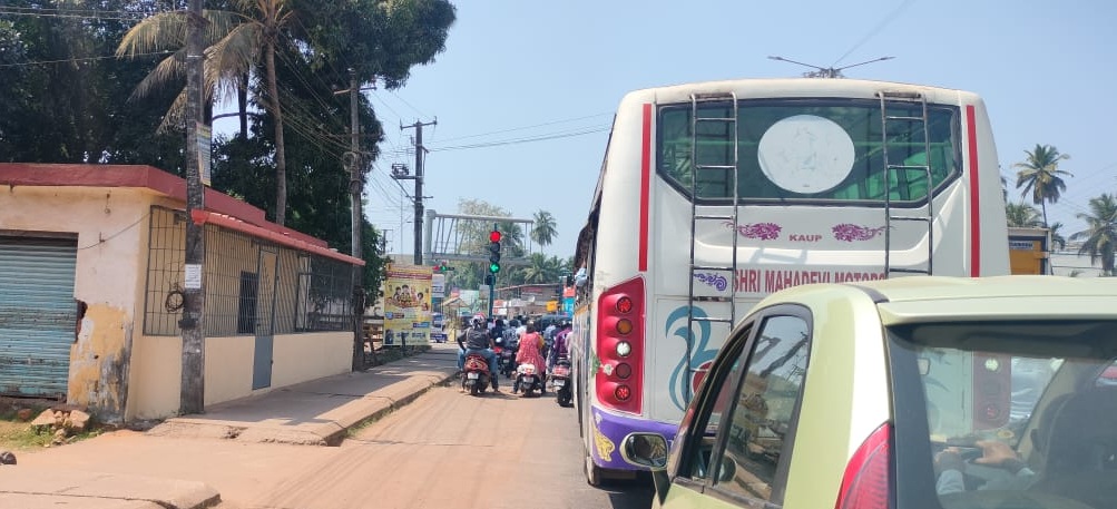 ಕಲ್ಸಂಕ ಜಂಕ್ಷನ್‌ನಲ್ಲಿ ಕೃಷ್ಣಮಠದ ಕಡೆಗೆ ಹೋಗುವ ಫ್ರೀಲೆಫ್ಟ್‌ನಲ್ಲಿ ದ್ವಿಚಕ್ರವಾಹನ ಸವಾರರು ವಾಹನ ನಿಲ್ಲಿಸಿರುವುದು