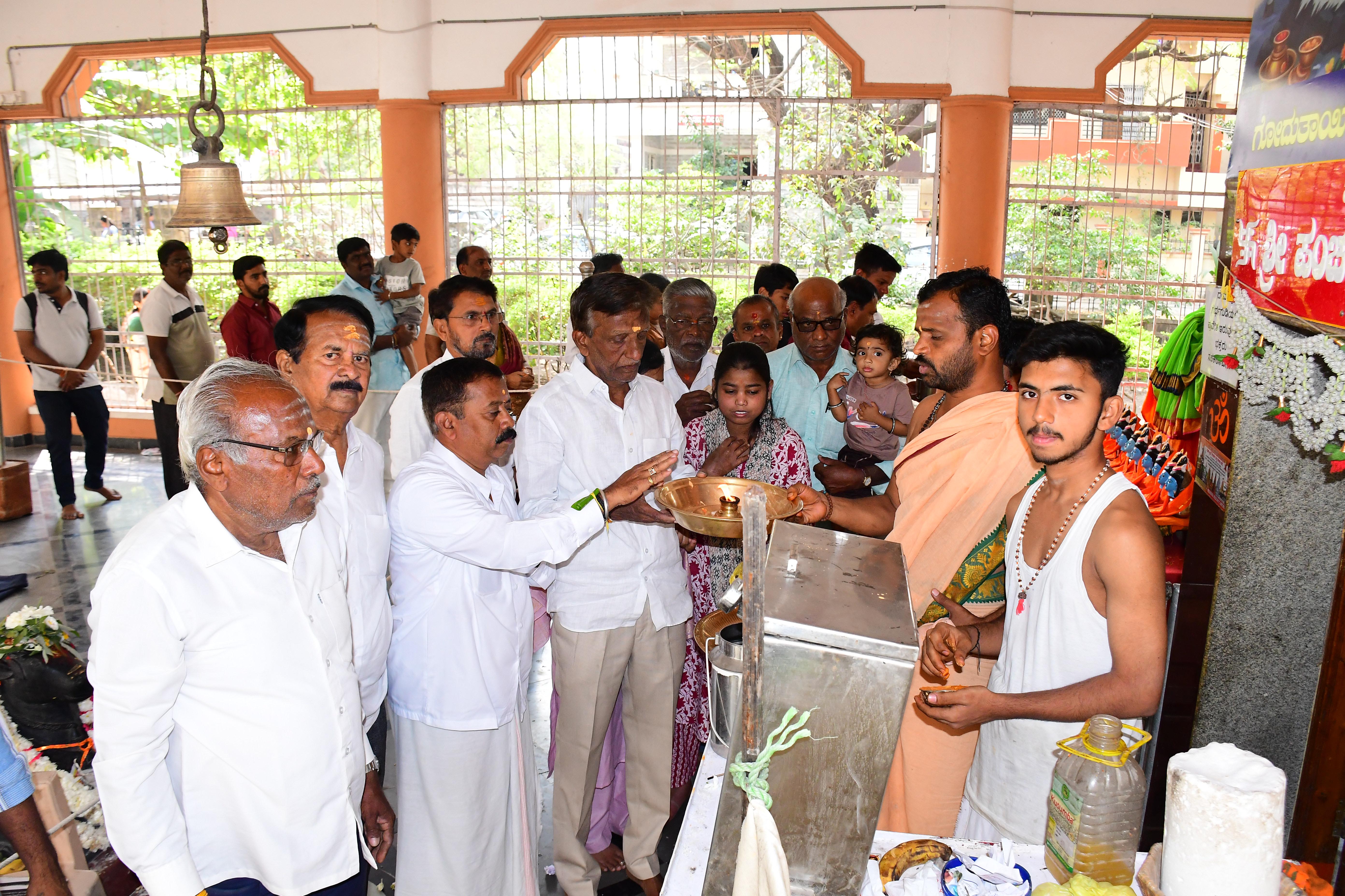 ಕಲಬುರಗಿಯ ಶಿವಮಂದಿರದಲ್ಲಿ ಭಾನುವಾರ ತೀರ್ಥ ಪಡೆಯುತ್ತಿರುವ ಭಕ್ತರು